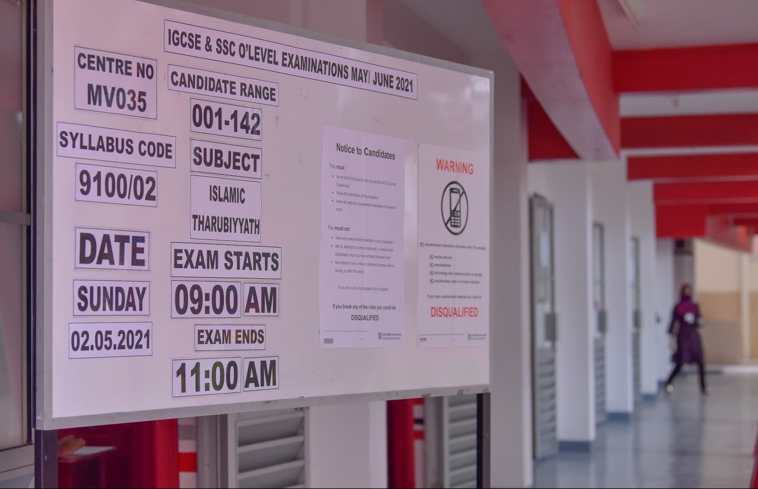 މާލެ: މެއި 3، 2021: އިސްކަންދަރު ސްކޫލުގެ ނޯޓިސްބޯޑުގައި އިމްތިހާނު ކުރިއަށްދާނެ ގޮތުގެ ތާވަލެއް.-- ފޮޓޯ: ނިޝާން އަލީ/ މިހާރު