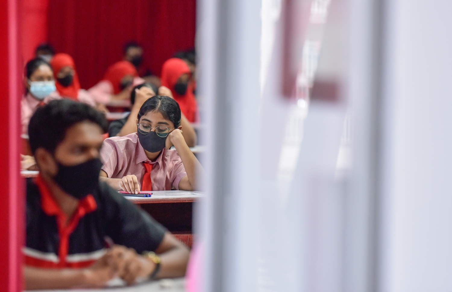 މާލެ: މެއި 3، 2021: އިސްކަންދަރު ސްކޫލުގެ ދަރިވަރުންތަކެއް އިސްލާމް ޕޭޕަރު ހަދަނީ.-- ފޮޓޯ: ނިޝާން އަލީ/ މިހާރު