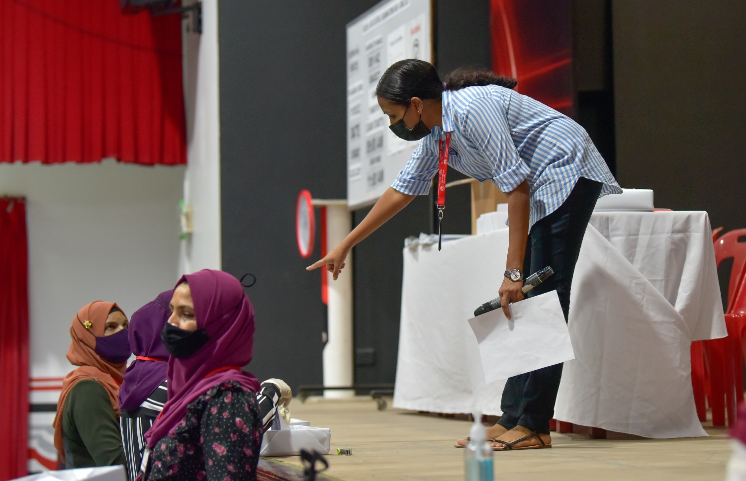 މާލެ: މެއި 3، 2021: އިސްކަންދަރު ސްކޫލުގައި އޯ ލެވެލް އިމްތިހާނު ކުރިއަށްގެންދިއުމަށް އޮފިޝަލުން ތައްޔާރުވަނީ.-- ފޮޓޯ: ނިޝާން އަލީ/ މިހާރު