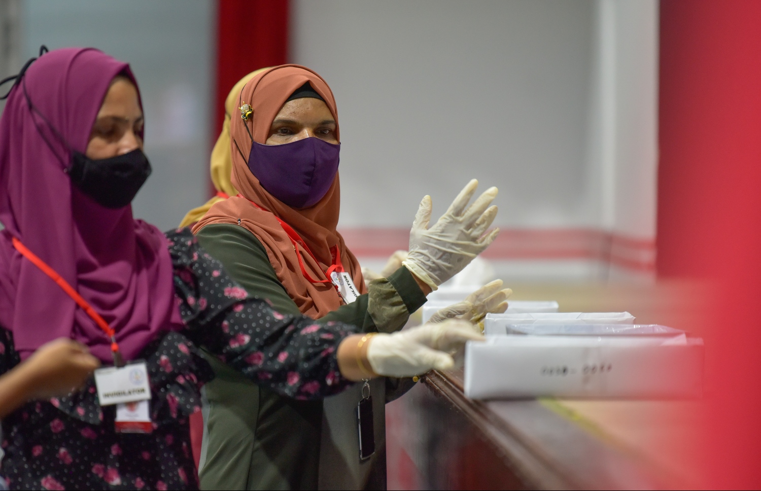 މާލެ: މެއި 3، 2021: އިސްކަންދަރު ސްކޫލުގައި އޯ ލެވެލް އިމްތިހާނު ކުރިއަށްގެންދިއުމަށް އޮފިޝަލުން ތައްޔާރުވަނީ.-- ފޮޓޯ: ނިޝާން އަލީ/ މިހާރު