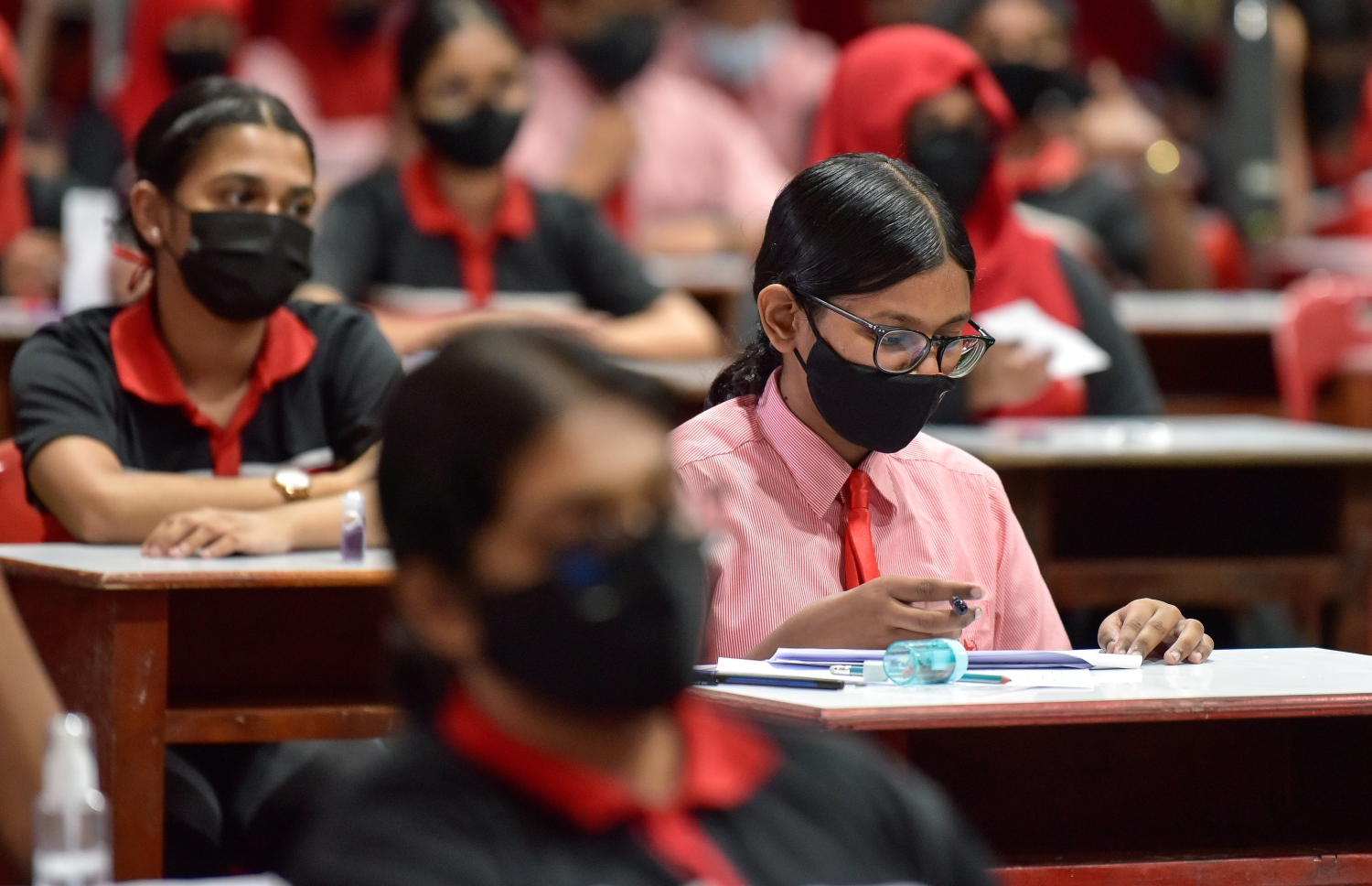 މާލެ: މެއި 3، 2021: އިސްކަންދަރު ސްކޫލުގެ ދަރިވަރުންތަކެއް އިސްލާމް ޕޭޕަރު ހަދަނީ.-- ފޮޓޯ: ނިޝާން އަލީ/ މިހާރު