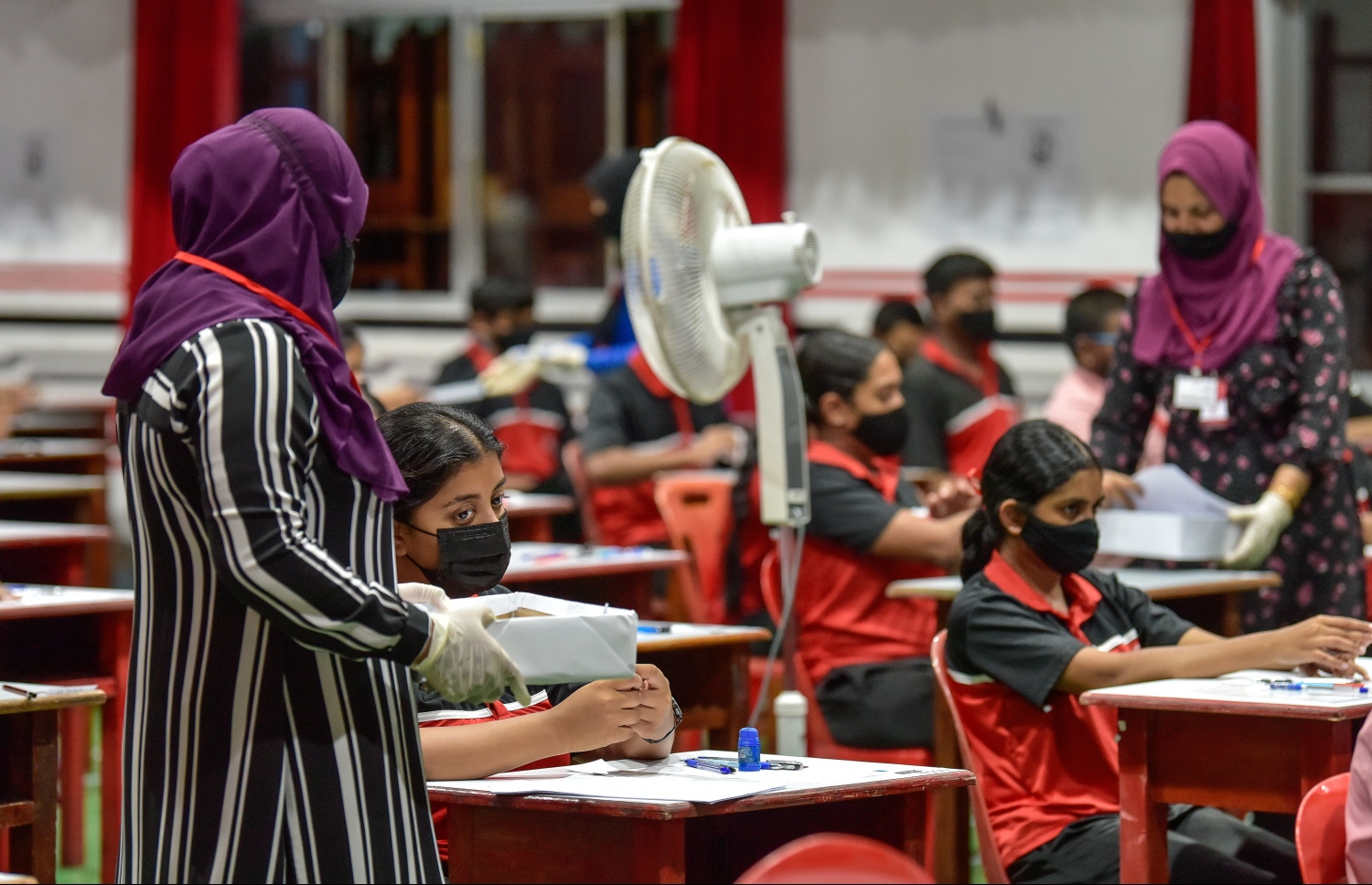 މާލެ: މެއި 3، 2021: އިސްކަންދަރު ސްކޫލުގެ ދަރިވަރުންތަކެއް އިސްލާމް ޕޭޕަރު ހަދަނީ.-- ފޮޓޯ: ނިޝާން އަލީ/ މިހާރު