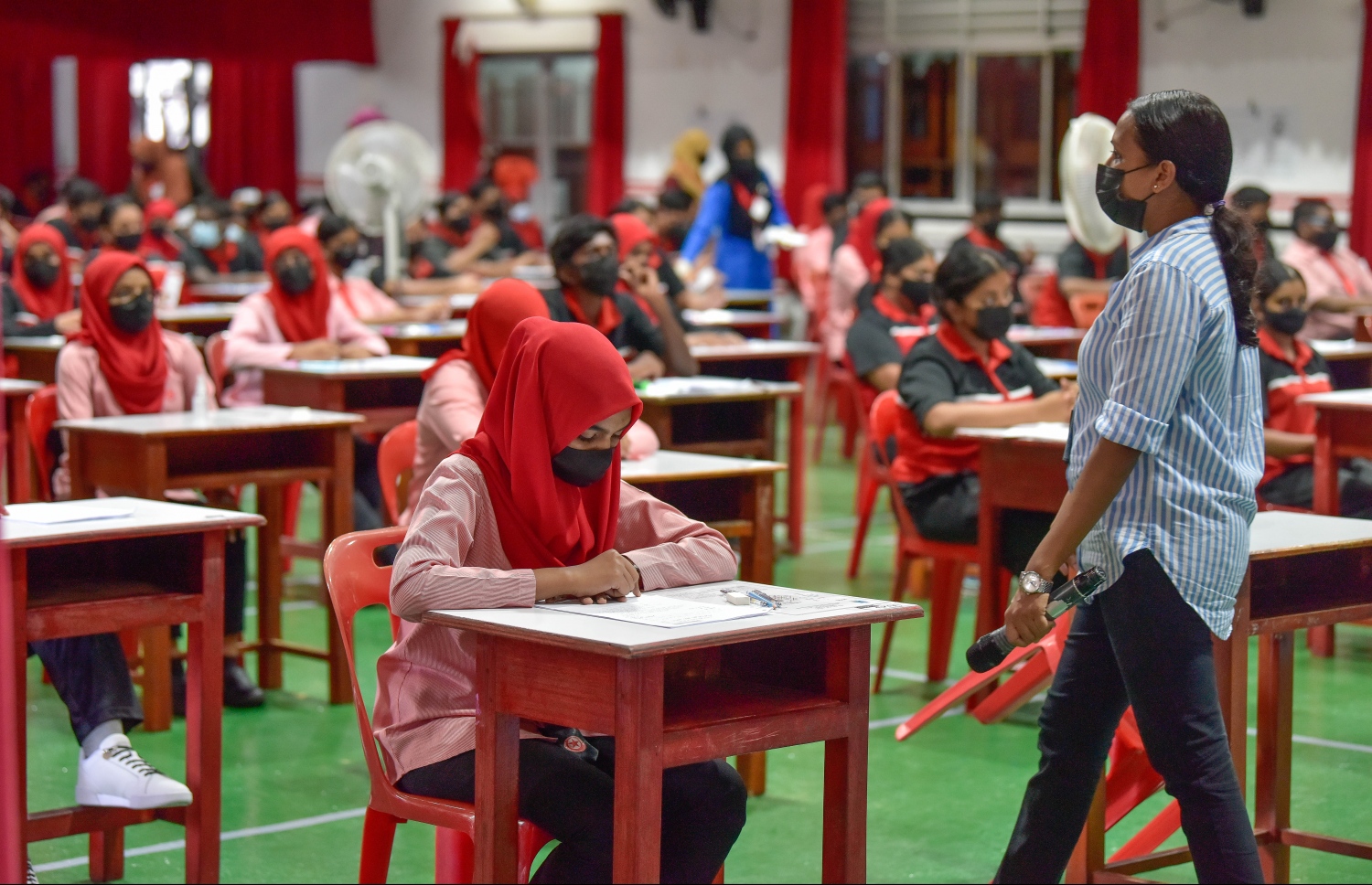 މާލެ: މެއި 3، 2021: އިސްކަންދަރު ސްކޫލުގެ ދަރިވަރުންތަކެއް އިސްލާމް ޕޭޕަރު ހަދަނީ.-- ފޮޓޯ: ނިޝާން އަލީ/ މިހާރު