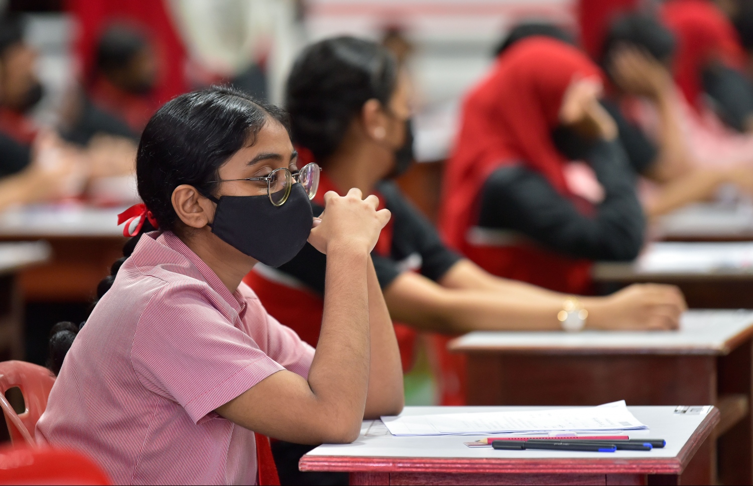 މާލެ: މެއި 3، 2021: އިސްކަންދަރު ސްކޫލުގެ ދަރިވަރުންތަކެއް އިސްލާމް ޕޭޕަރު ހަދަނީ.-- ފޮޓޯ: ނިޝާން އަލީ/ މިހާރު