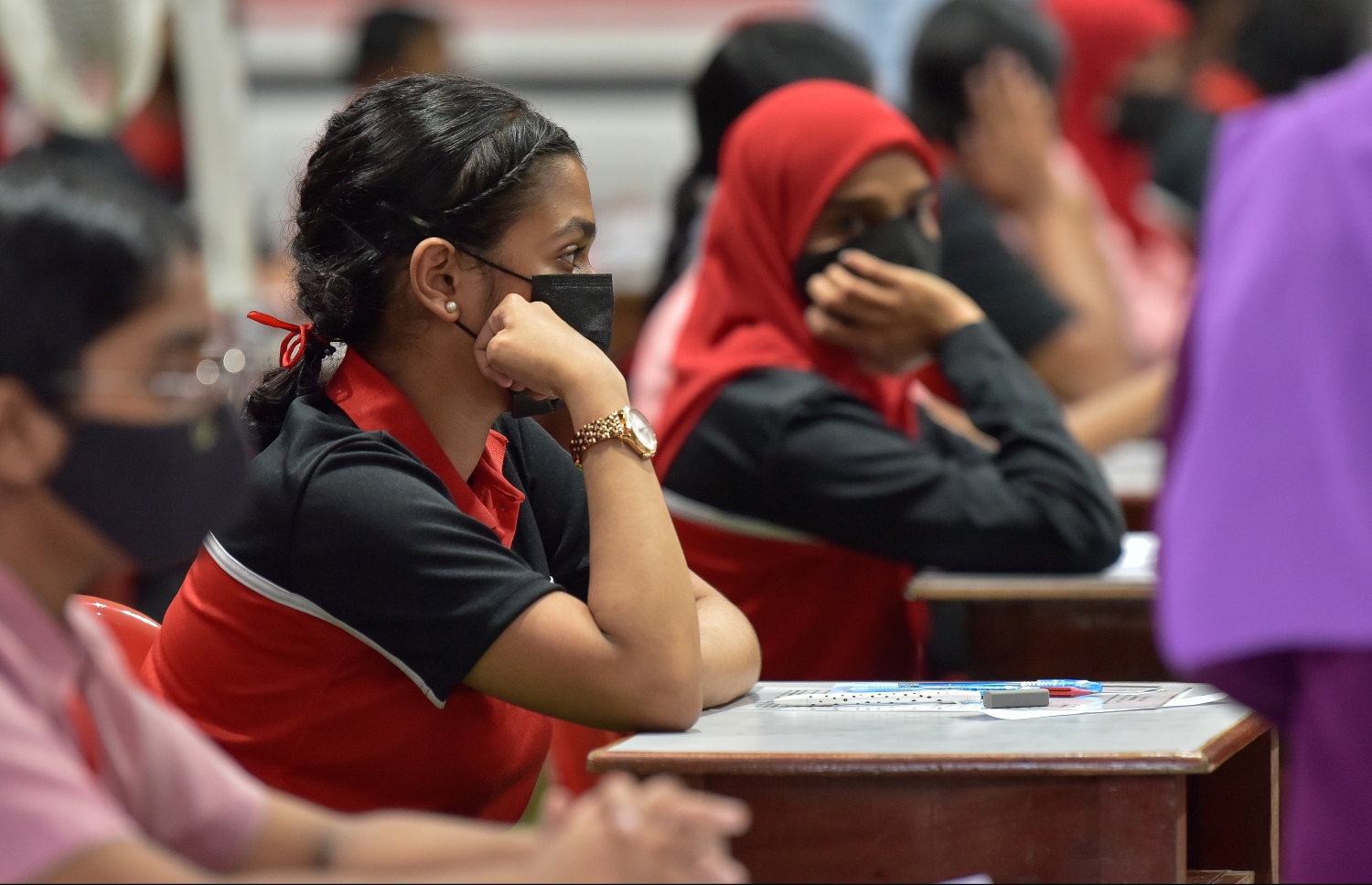 މާލެ: މެއި 3، 2021: އިސްކަންދަރު ސްކޫލުގެ ދަރިވަރުންތަކެއް އިސްލާމް ޕޭޕަރު ހަދަނީ.-- ފޮޓޯ: ނިޝާން އަލީ/ މިހާރު