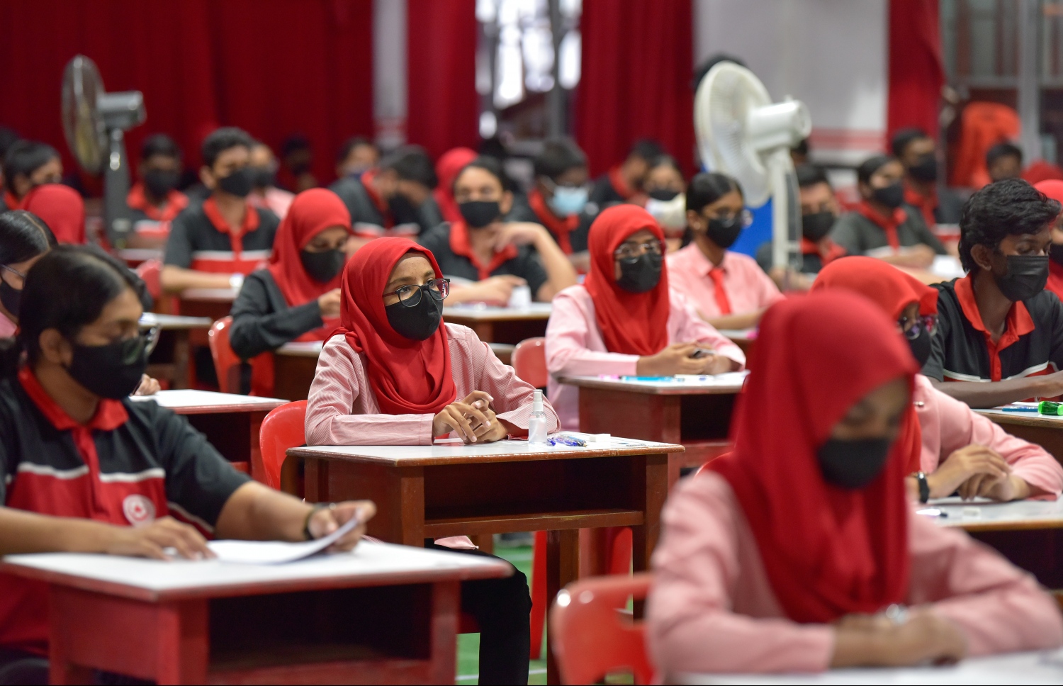 މާލެ: މެއި 3، 2021: އިސްކަންދަރު ސްކޫލުގެ ދަރިވަރުންތަކެއް އިސްލާމް ޕޭޕަރު ހަދަނީ.-- ފޮޓޯ: ނިޝާން އަލީ/ މިހާރު