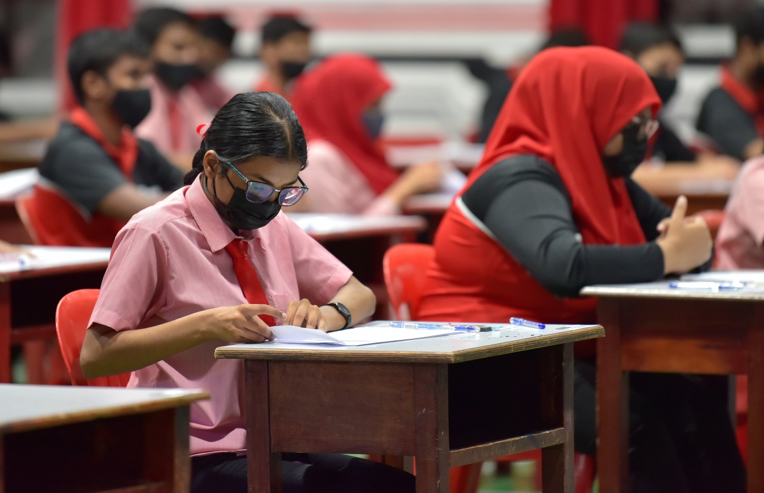 މާލެ: މެއި 3، 2021: އިސްކަންދަރު ސްކޫލުގެ ދަރިވަރުންތަކެއް އިސްލާމް ޕޭޕަރު ހަދަނީ.-- ފޮޓޯ: ނިޝާން އަލީ/ މިހާރު