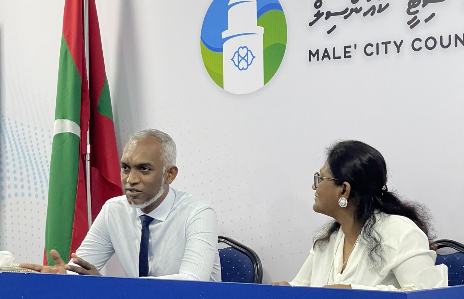 މާލެ ސިޓީގެ މޭޔަރު ޝިފާ މުހައްމަދާއި މޭޔަރު ކަމަށް އަލަށް ހޮވިވަޑައިގަތް ޑރ. މުހައްމަދު މުއިއްޒު މިއަދުގެ ބައްދަލުވުމުގައި-- ފޮޓޯ: މާލެ ސިޓީ ކައުންސިލް