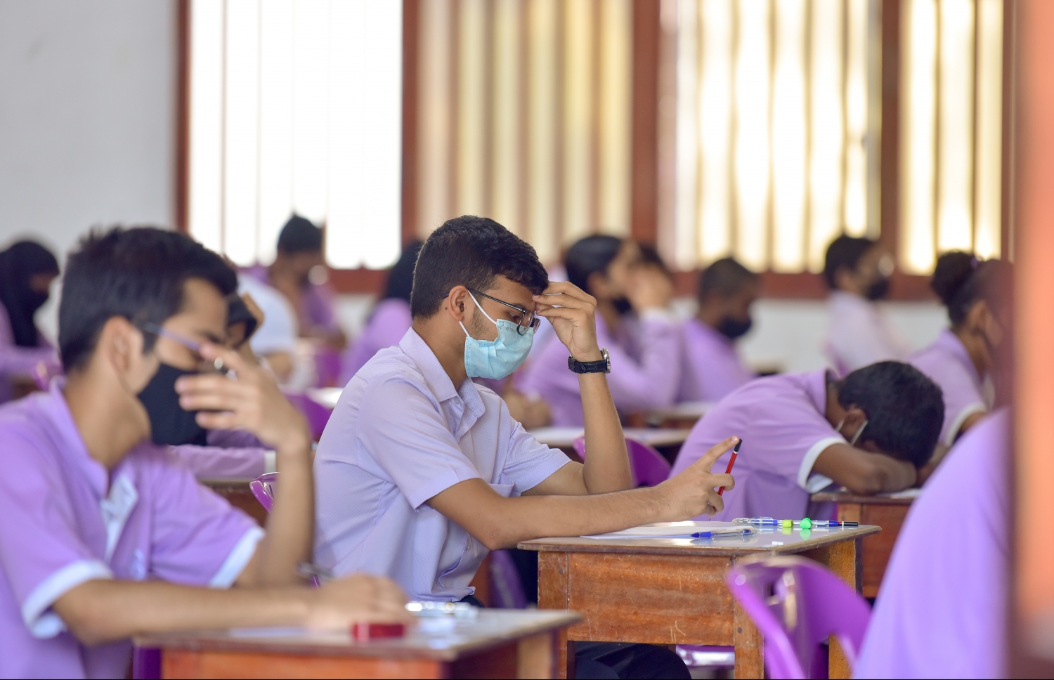 މާލެ: މެއި 3، 2021: ހިރިޔާ ސްކޫލުގެ ދަރިވަރުންތަކެއް އިސްލާމް ޕޭޕަރު ހަދަނީ.-- ފޮޓޯ: ނިޝާން އަލީ/ މިހާރު