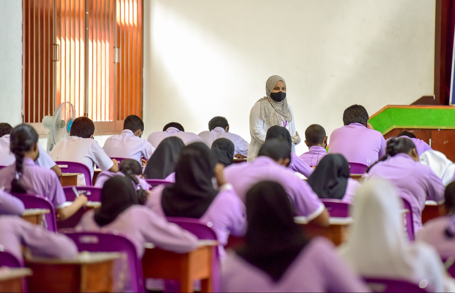 މާލެ: މެއި 3، 2021: ހިރިޔާ ސްކޫލުގެ ދަރިވަރުންތަކެއް އިސްލާމް ޕޭޕަރު ހަދަނީ.-- ފޮޓޯ: ނިޝާން އަލީ/ މިހާރު