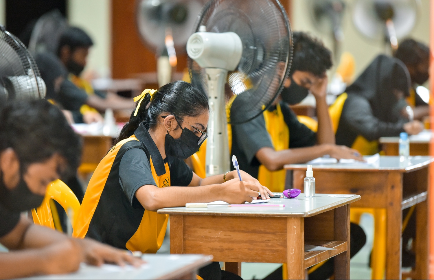 މާލެ: މެއި 3، 2021: ތާޖުއްދީން ސްކޫލުގެ ދަރިވަރުންތަކެއް އިސްލާމް ޕޭޕަރު ހަދަނީ.-- ފޮޓޯ: ނިޝާން އަލީ/ މިހާރު