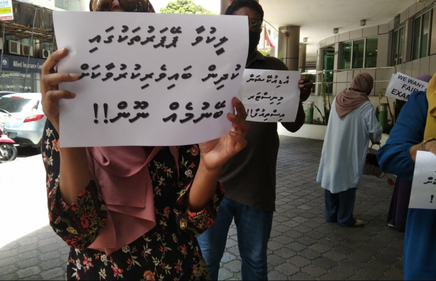 އޭ ލެވެލް އިމްތިހާނު ކެންސަލްކުރަން ގޮވާލައި ބެލެނިވެރިންތަކެއް ވެލާނާގެ ދޮށުގައި މުޒާހަރާކުރަނީ.-