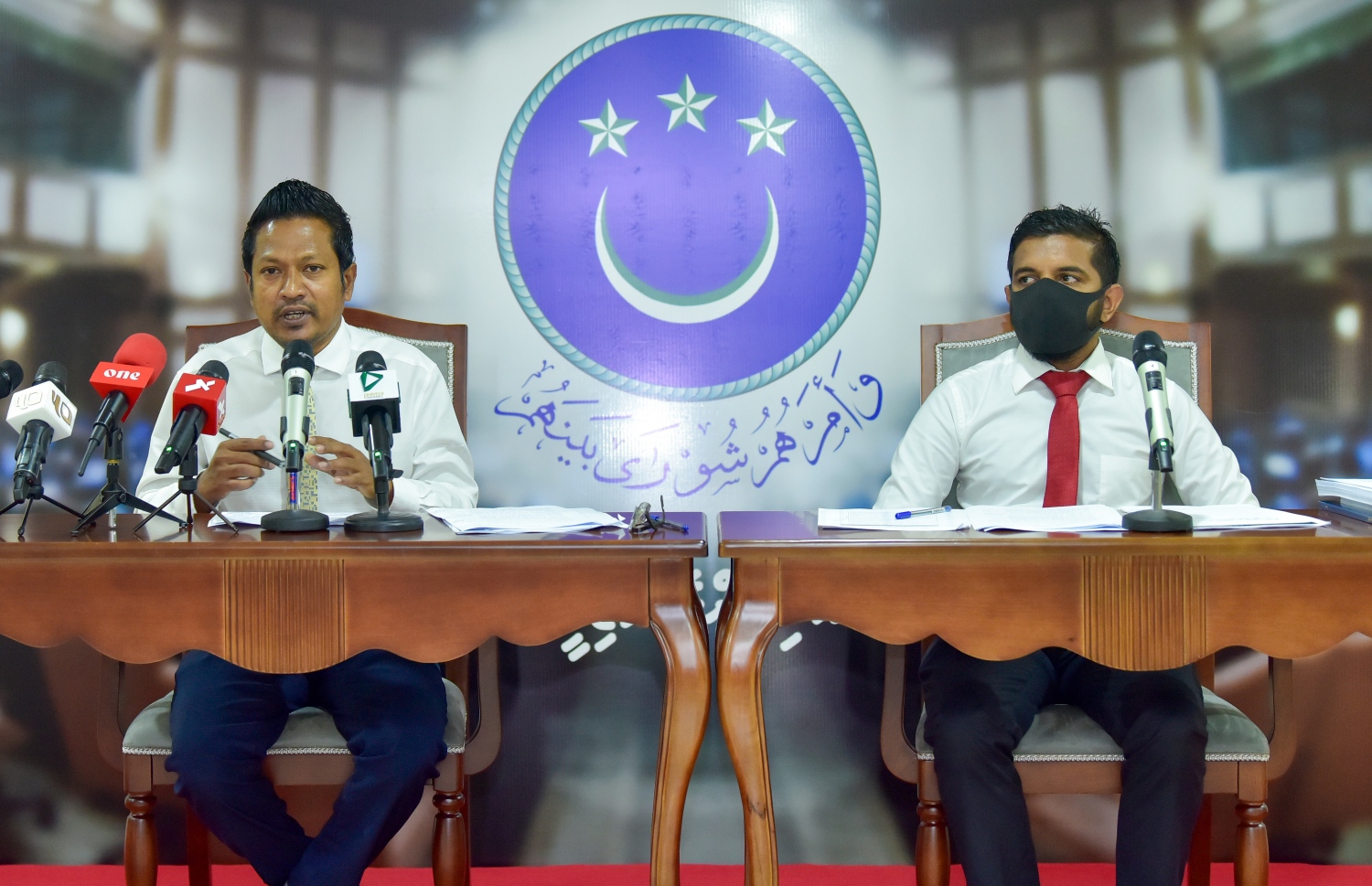 ޖުޑިޝަރީ ކޮމިޓީގެ މިއަދުގެ ނިއުސް ބްރީފިންގައި އެ ކޮމިޓީގެ މުގައްރިރު އިންތި (ވ) އާއި ނައިބު މުގައްރިރު ސިރާޖު ބައިވެރިވެވަޑައިގަންނަވަނީ.---ފޮޓޯ: މިހާރު