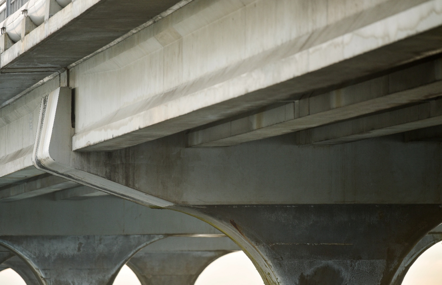 ބްރިޖުގައި ރެނދެއްލައިފައިވާ ކަމަށް ބުނާ ތަނުގެ ފޮޓޯ: ހައުސިން މިނިސްޓްރީން ބުނީ އެއީ ފެން ފައިބާތީ ކުރެހިފައި އިން ރޮނގެއް ކަމަށް.-- ފޮޓޯ: ނިޝާން އަލީ / މިހާރު