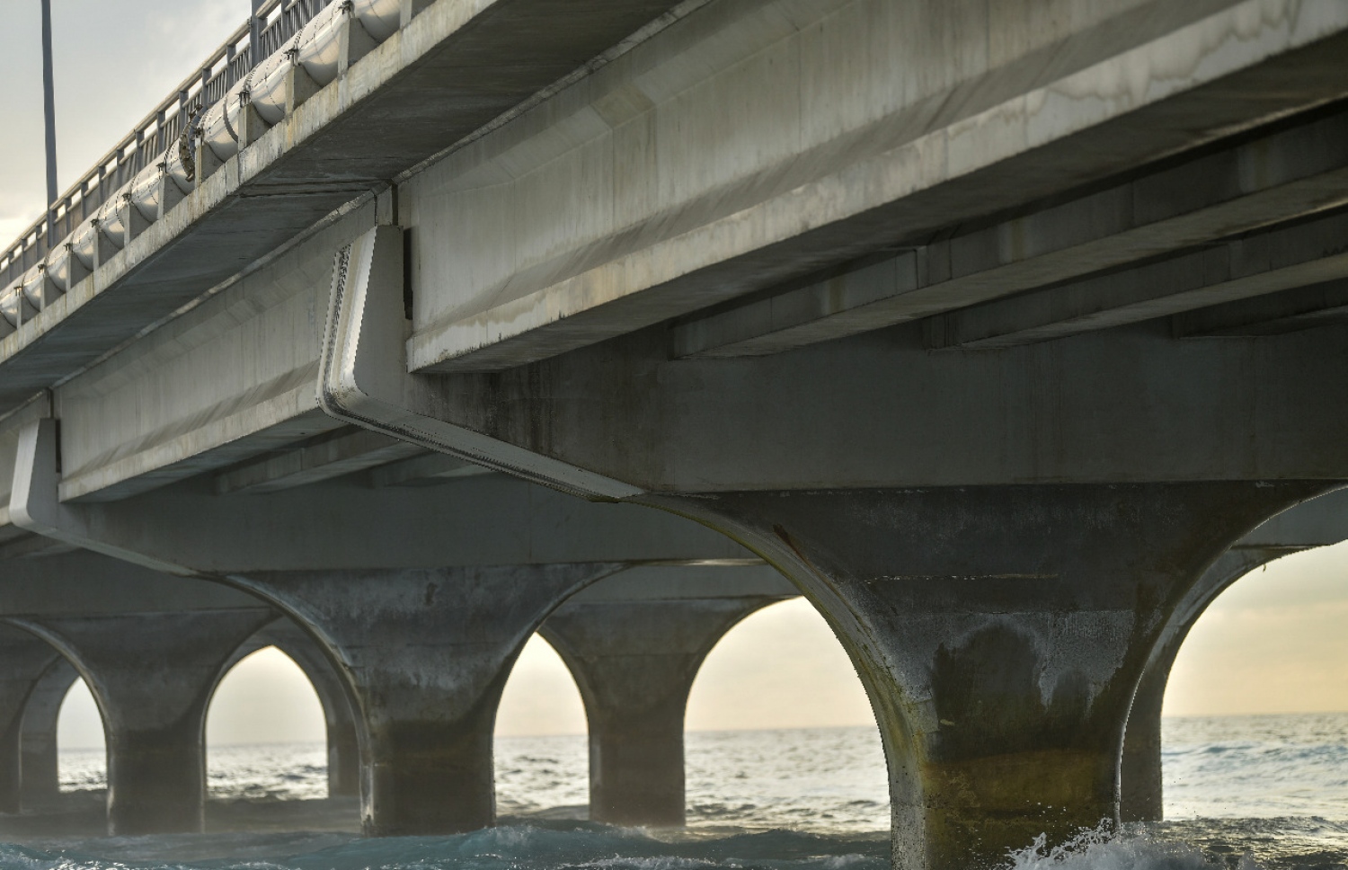 ބްރިޖުގައި ރެނދެއްލައިފައިވާ ކަމަށް ބުނާ ތަނުގެ ފޮޓޯ: ހައުސިން މިނިސްޓްރީން ބުނީ އެއީ ފެން ފައިބާތީ ކުރެހިފައި އިން ރޮނގެއް ކަމަށް.-- ފޮޓޯ: ނިޝާން އަލީ / މިހާރު