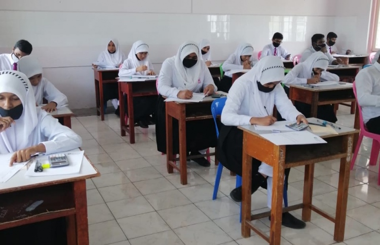 A'level May/June ah badhalukohdheyn edhi dharivarun ge petition eh