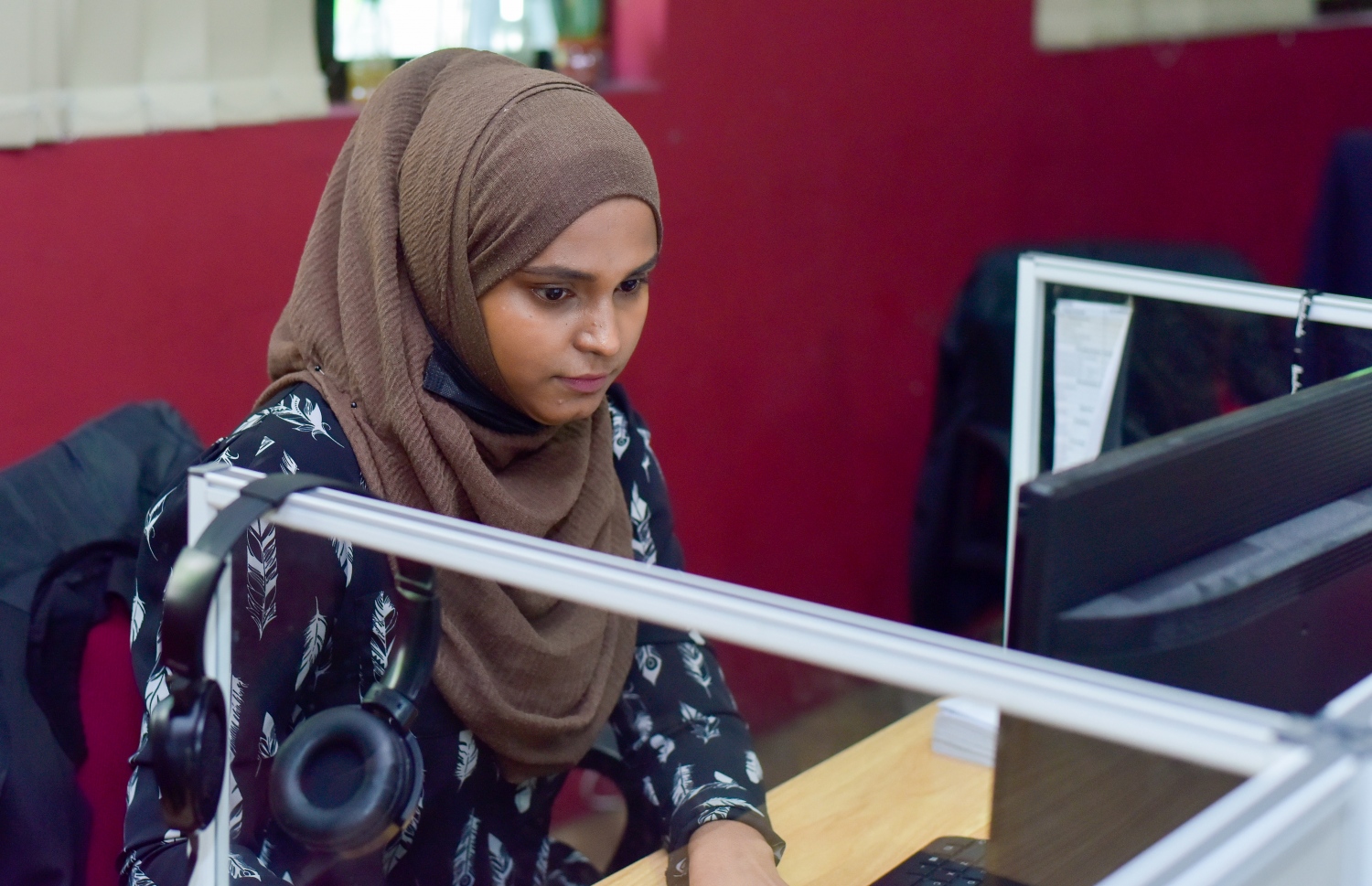 މާލެ: މޭ 3، 2021: ޕީއެސްއެމްގެ ނޫސްވެރިއަކު ނިއުސްރޫމުގައި މަސައްކަތްކުރަނީ.-- ފޮޓޯ: އަވްޝަން އިލްޔާސް /މިހާރު