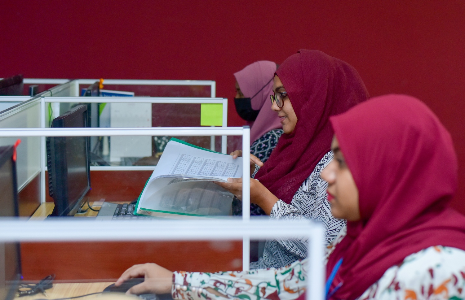 މާލެ: މޭ 3، 2021: ޕީއެސްއެމްގެ ނޫސްވެރިންތަކެއް ނިއުސްރޫމުގައި މަސައްކަތްކުރަނީ.-- ފޮޓޯ: އަވްޝަން އިލްޔާސް/މިހާރު