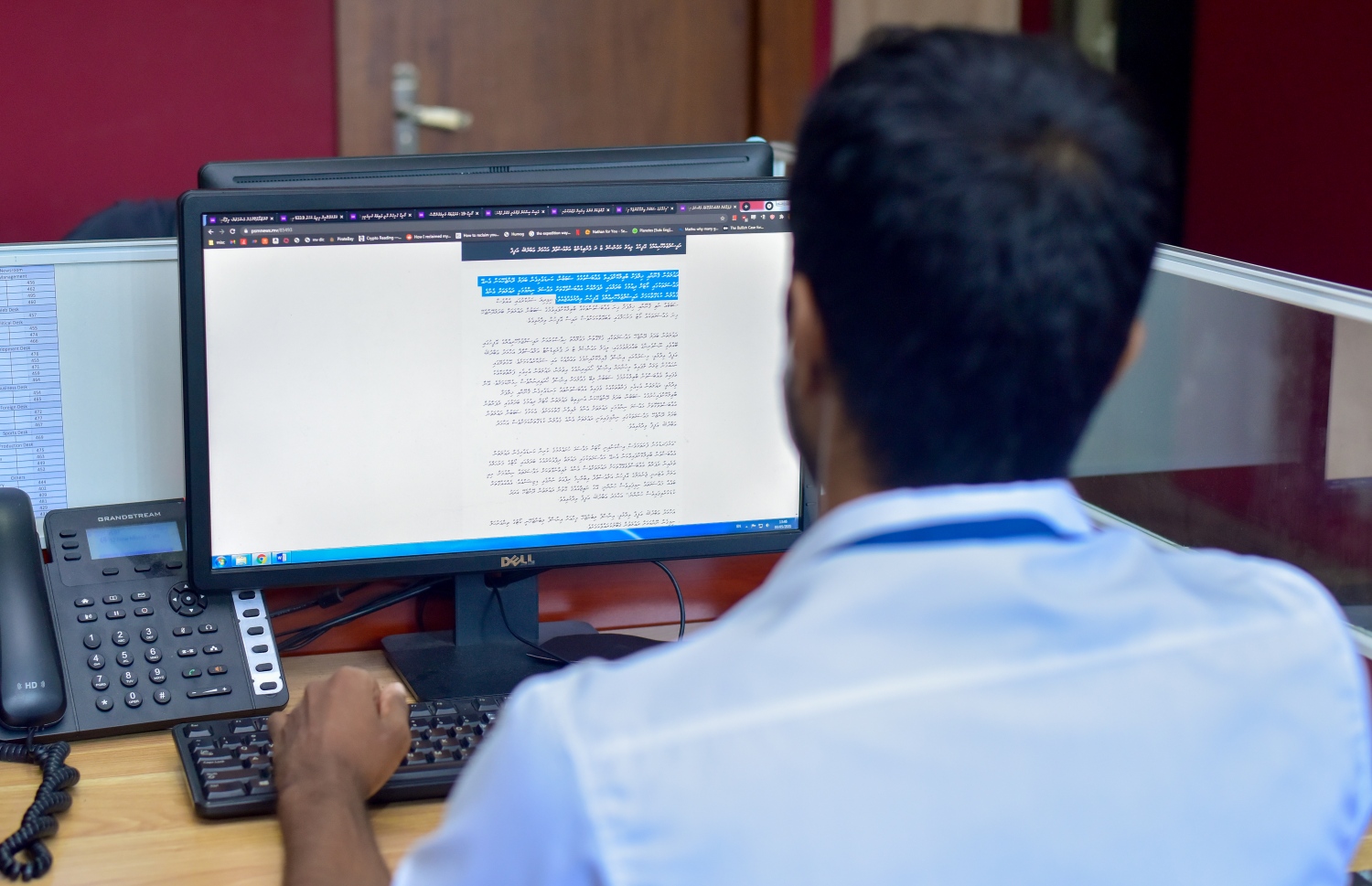 މާލެ: މޭ 3، 2021: ޕީއެސްއެމްގެ ނޫސްވެރިއަކު ނިއުސްރޫމުގައި މަސައްކަތްކުރަނީ.-- ފޮޓޯ: އަވްޝަން އިލްޔާސް /މިހާރު