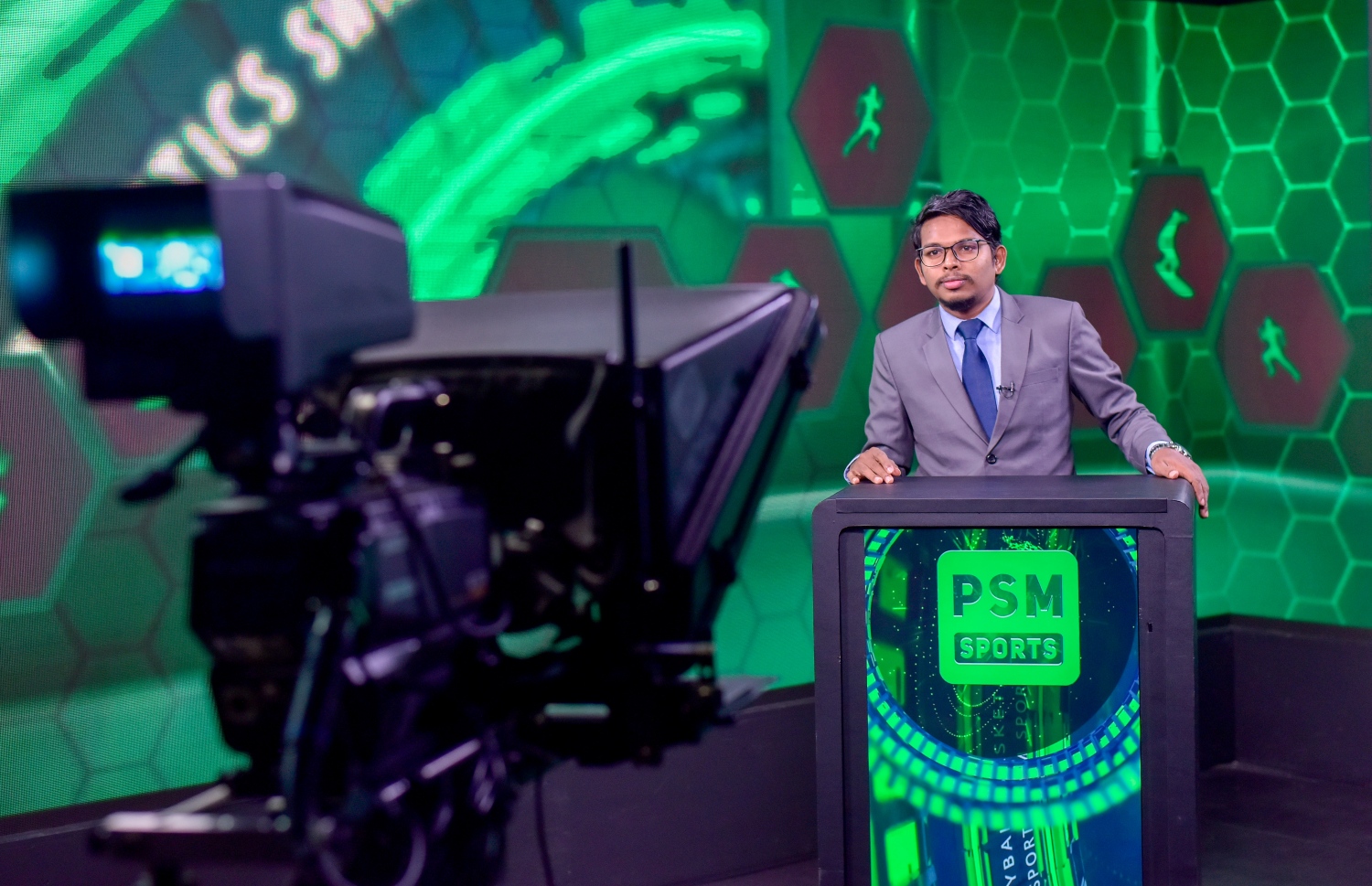 މާލެ: މޭ 3، 2021: ޕީއެސްއެމްގެ ނޫސްވެރިއަކު ހަބަރު ކިޔަމުންދާއިރު، ވީޑިއޯގްރަފަރު ވީޑިއޯ ކުރަނީ.-- ފޮޓޯ: އަވްޝަން އިލްޔާސް/މިހާރު