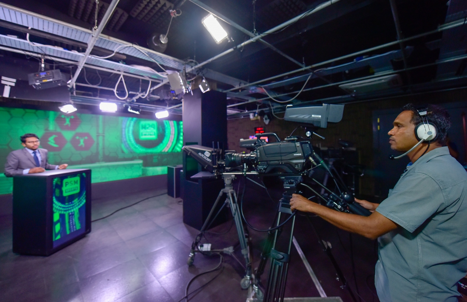 މާލެ: މޭ 3، 2021: ޕީއެސްއެމްގެ ނޫސްވެރިއަކު ހަބަރު ކިޔަމުންދާއިރު، ވީޑިއޯގްރަފަރު ވީޑިއޯ ކުރަނީ.-- ފޮޓޯ: ނިޝާން އަލީ /މިހާރު