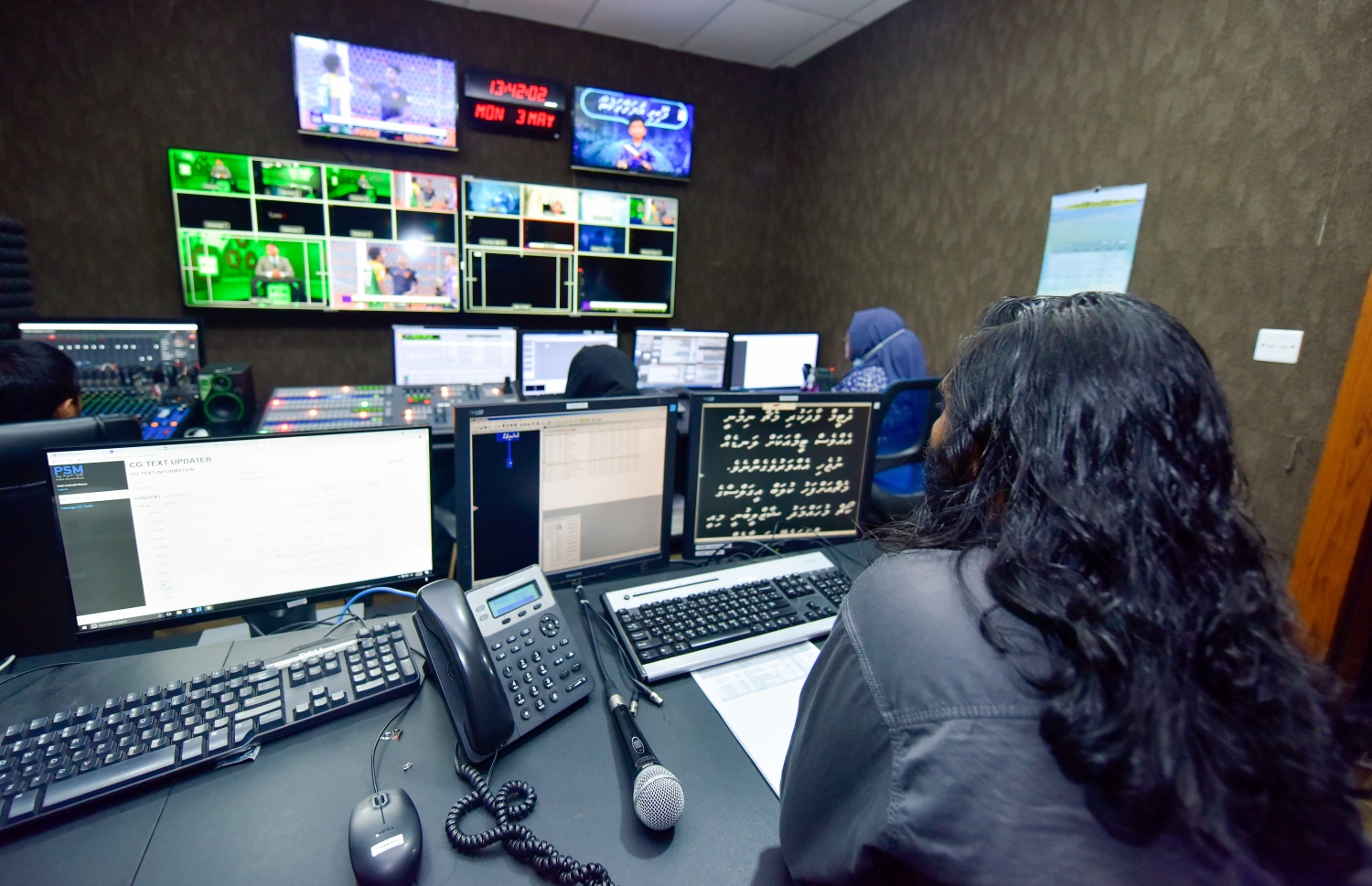 މާލެ: މޭ 3، 2021: ޕީއެސްއެމްގެ ނޫސްވެރިންތަކެއް، އެ ސްޓޭޝަންގެ ކޮންޓްރޯލް ރޫމުގައި މަސައްކަތް ކުރަނީ.-- ފޮޓޯ: އަހުމަދު އަވްޝަން އިލްޔާސް /މިހާރު