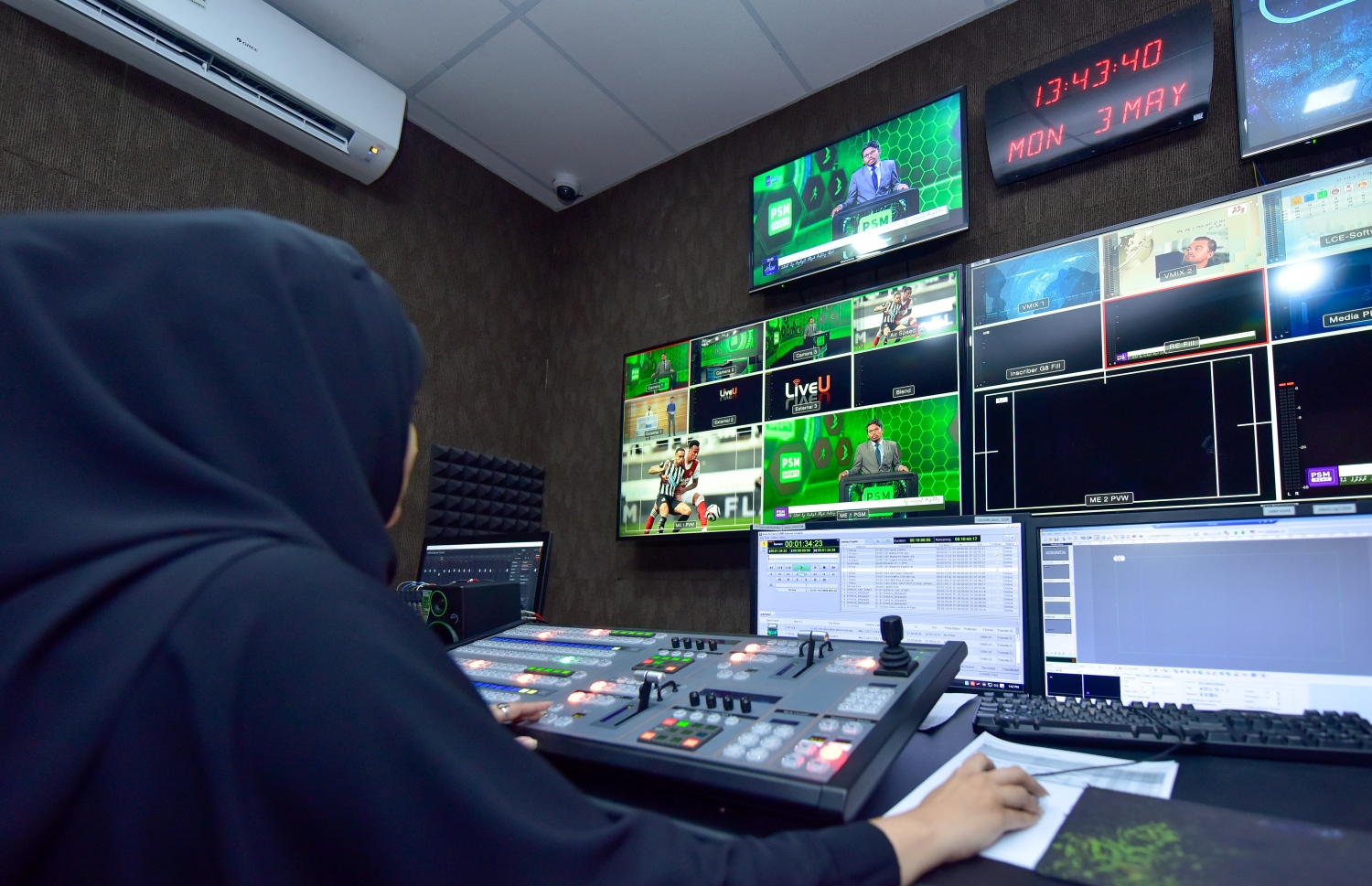 މާލެ: މޭ 3، 2021: މިހާރު ނޫހުގެ ނޫސްވެރިއަކު ނިއުސްރޫމުގައި މަސައްކަތް ކުރަނީ.-- ފޮޓޯ: އަވްޝަން އިލްޔާސް /މިހާރު