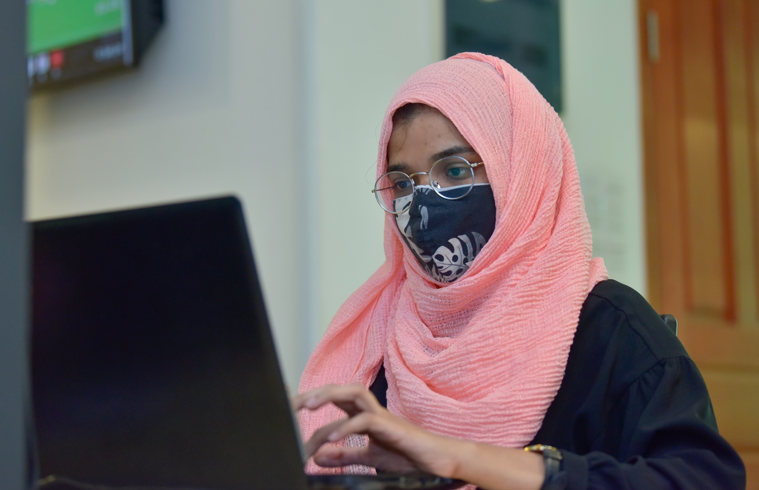 މާލެ: މޭ 3، 2021: މިހާރު ނޫހުގެ ނޫސްވެރިއަކު ނިއުސްރޫމުގައި މަސައްކަތް ކުރަނީ.-- ފޮޓޯ: އަވްޝަން އިލްޔާސް /މިހާރު