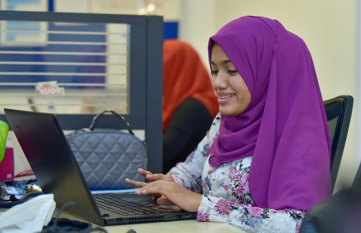 މާލެ: މޭ 3، 2021: މިހާރު ނޫހުގެ ނޫސްވެރިއަކު ނިއުސްރޫމުގައި މަސައްކަތް ކުރަނީ.-- ފޮޓޯ: އަވްޝަން އިލްޔާސް /މިހާރު