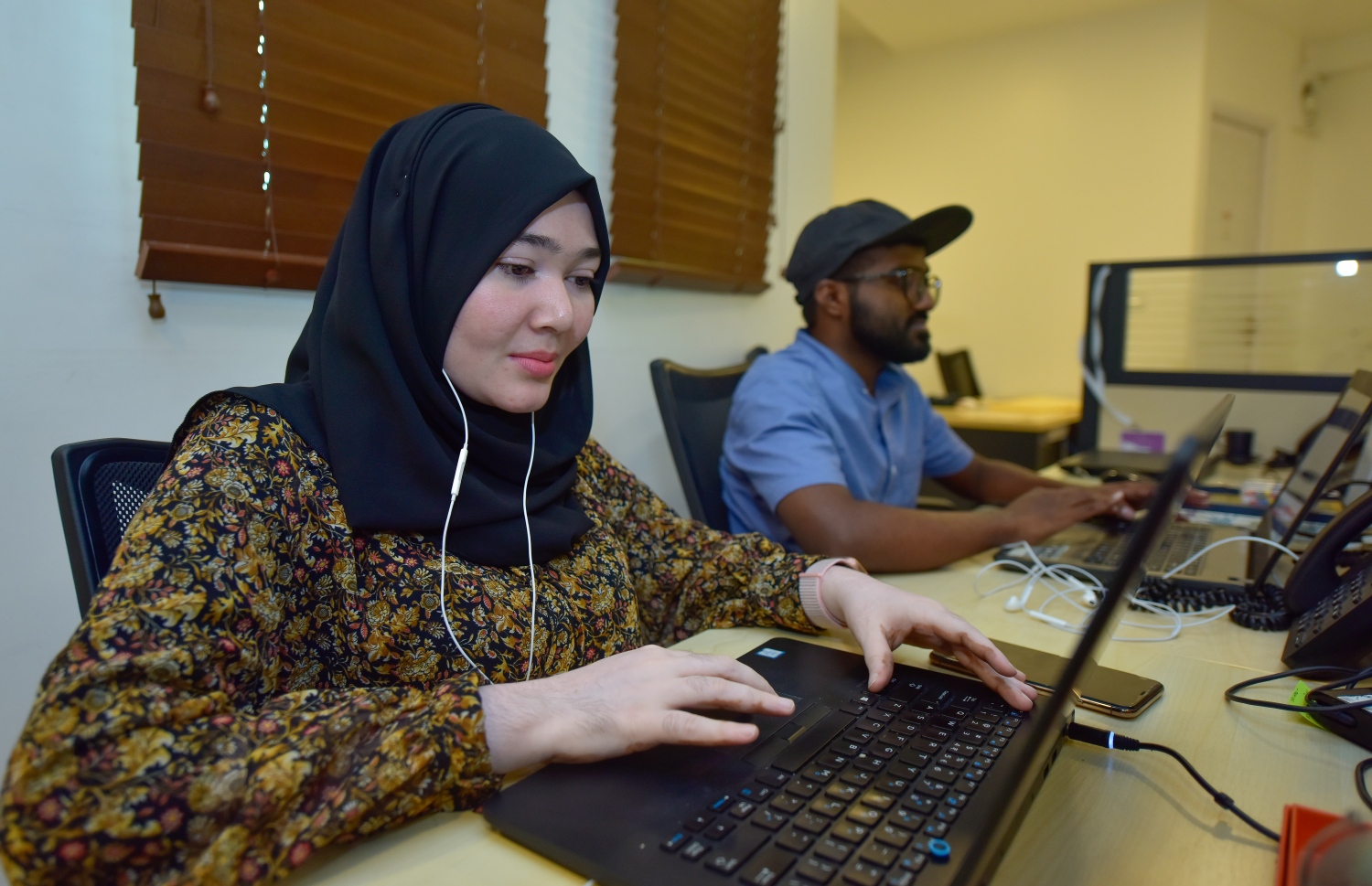 މާލެ: މޭ 3، 2021: މިހާރު ނޫހުގެ ނޫސްވެރިއަކު ނިއުސްރޫމުގައި މަސައްކަތް ކުރަނީ.-- ފޮޓޯ: އަވްޝަން އިލްޔާސް /މިހާރު