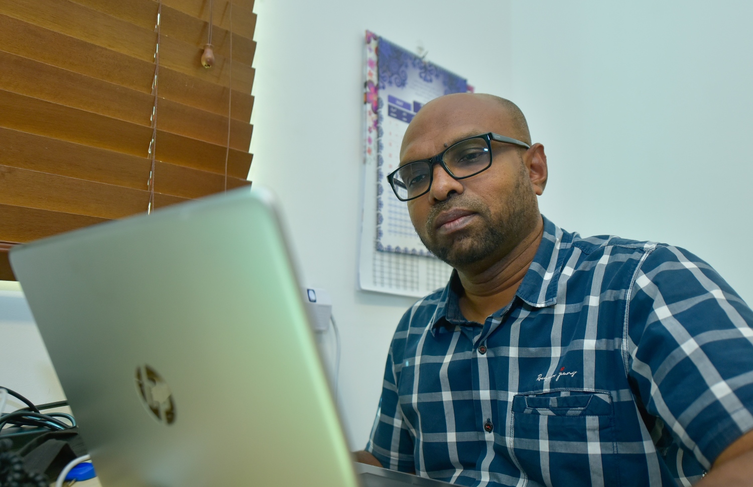 މާލެ: މޭ 3، 2021: މިހާރު ނޫހުގެ ނޫސްވެރިއަކު ނިއުސްރޫމުގައި މަސައްކަތް ކުރަނީ.-- ފޮޓޯ: އަވްޝަން އިލްޔާސް /މިހާރު