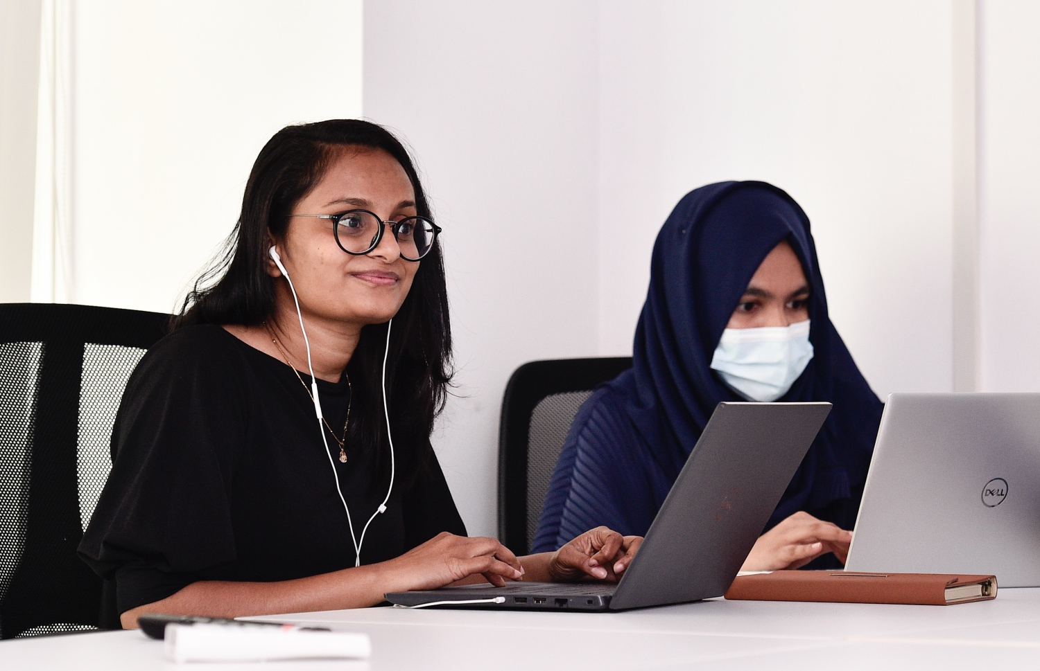 މާލެ: މޭ 3، 2021: އަދަދު ނޫހުގެ ދެ ނޫސްވެރިއަކު ނިއުސްރޫމުގައި މަސައްކަތް ކުރަނީ.-- ފޮޓޯ: އަދަދު /މިހާރު