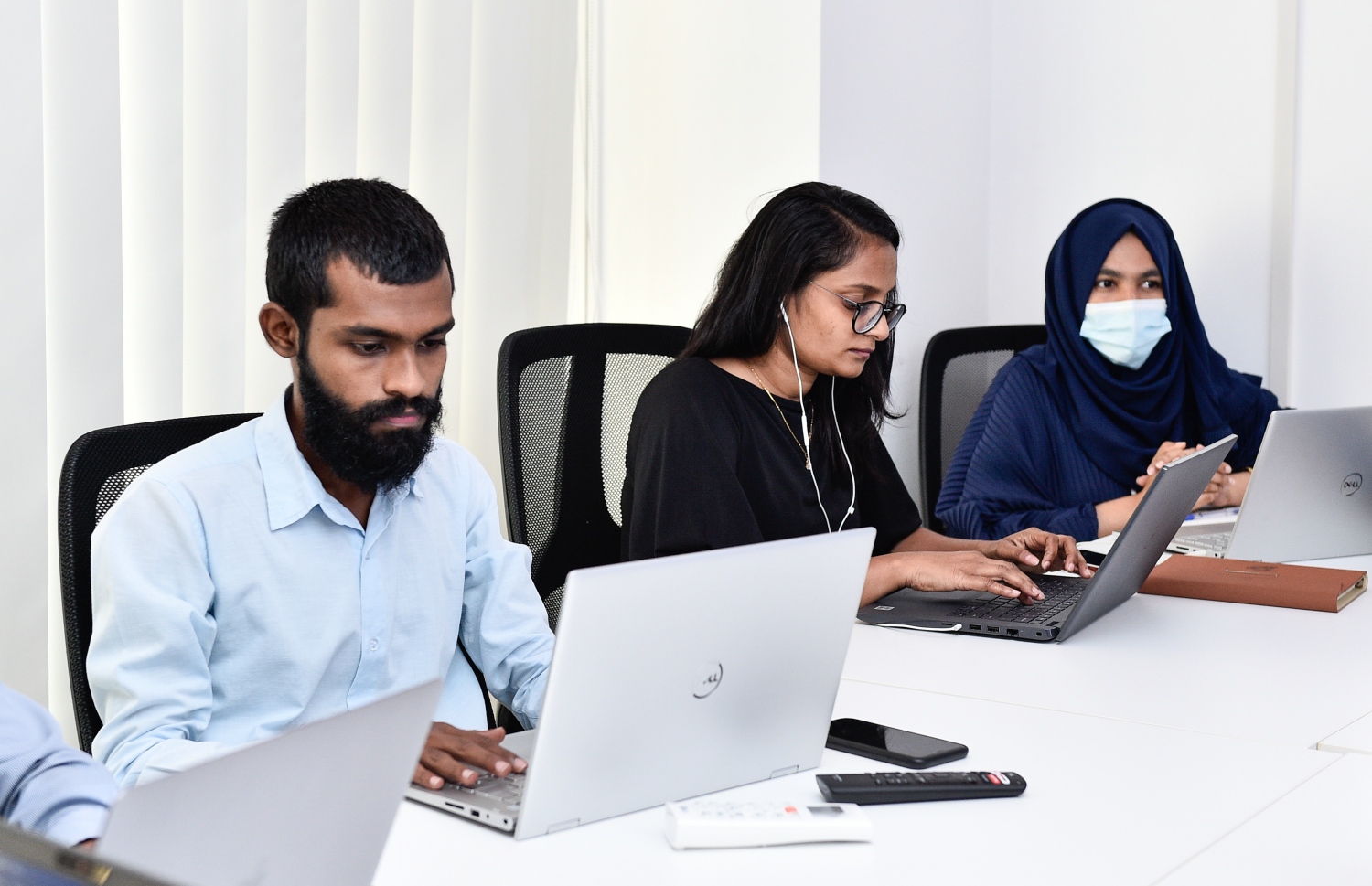 މާލެ: މޭ 3، 2021: އަދަދު ނޫހުގެ ދެ ނޫސްވެރިއަކު ނިއުސްރޫމުގައި މަސައްކަތް ކުރަނީ.-- ފޮޓޯ: އަދަދު /މިހާރު