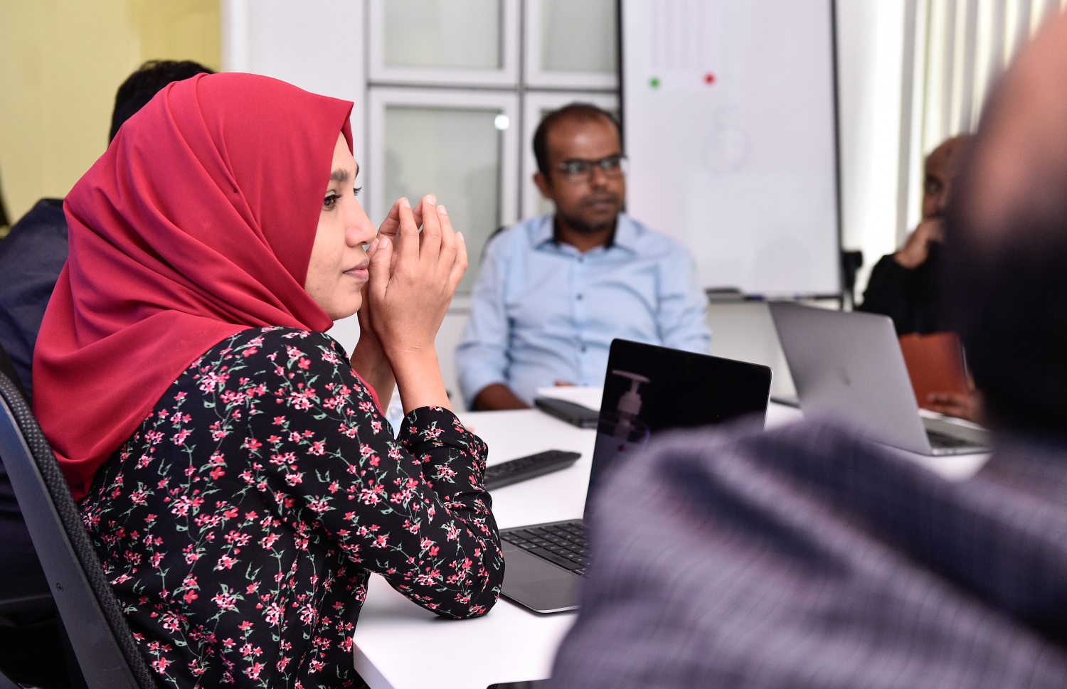 މާލެ: މޭ 3، 2021: އަދަދު ނޫހުގެ ދެ ނޫސްވެރިއަކު ނިއުސްރޫމުގައި މަސައްކަތް ކުރަނީ.-- ފޮޓޯ: އަދަދު /މިހާރު