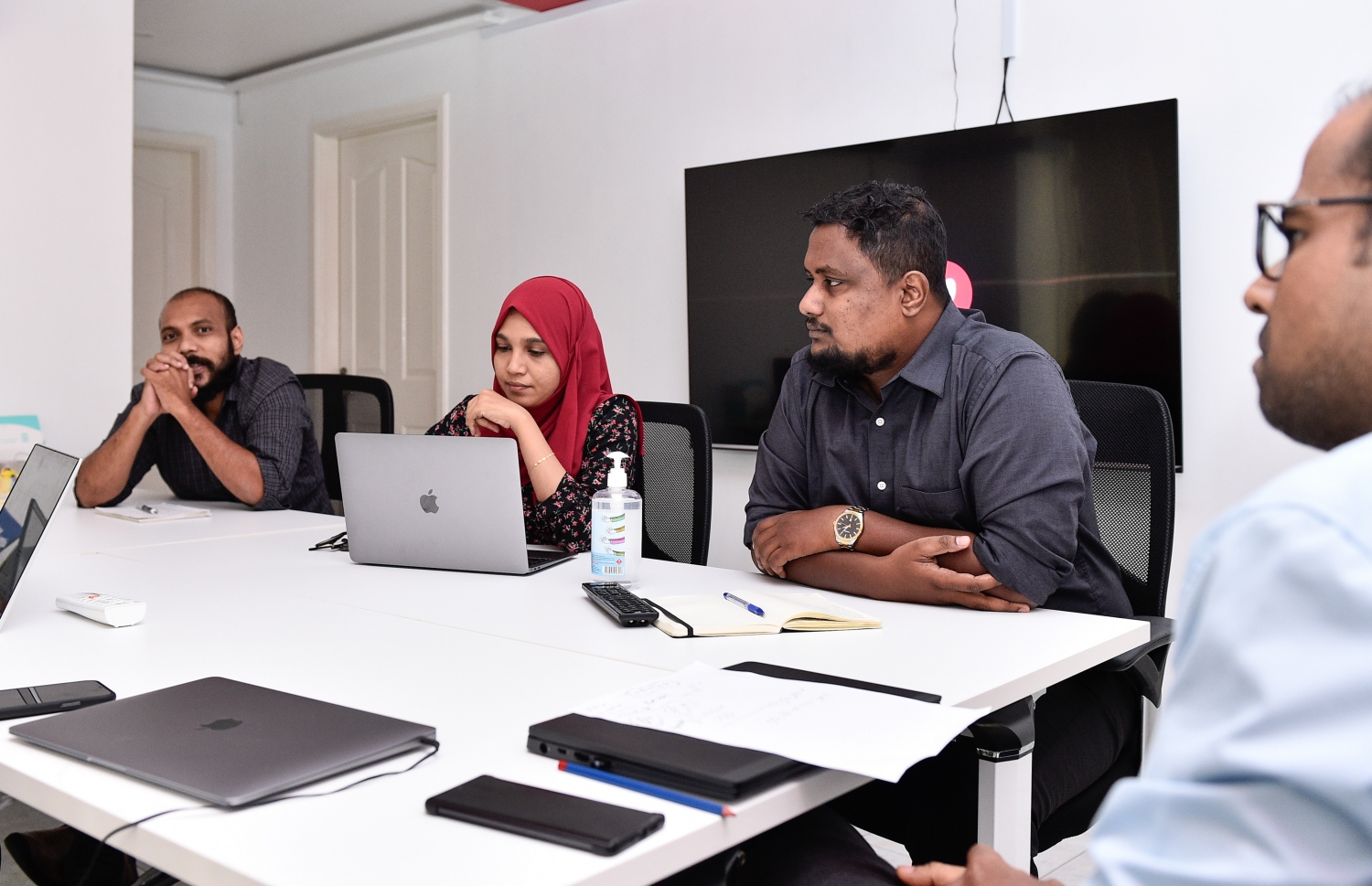 މާލެ: މޭ 3، 2021: އަދަދު ނޫހުގެ ނޫސްވެރިންތަކެއް ނިއުސްރޫމުގައި މަސައްކަތް ކުރަނީ.-- ފޮޓޯ: ނިޝާން އަލީ /މިހާރު