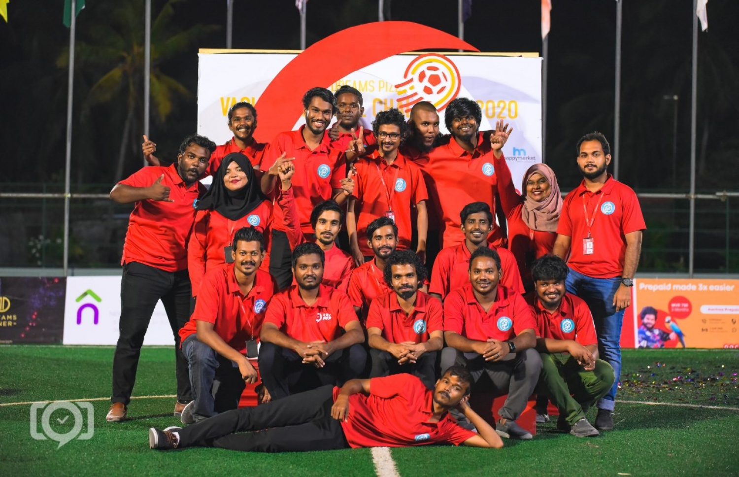 މާލެ: މޭ 3، 2021: ވަގުތު ނޫހުގެ ނޫސްވެރިންތަކެއް ފޮޓޯއަކަށް ހުއްޓިގެން.-- ފޮޓޯ: ވަގުތު