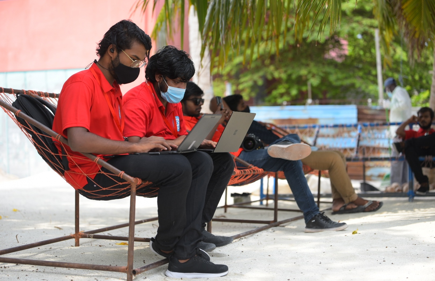 މާލެ: މޭ 3، 2021: ވަގުތު ނޫހުގެ ނޫސްވެރިންތަކެއް ރަށެއްގެ ޖޯލިފަތީގައި އިށީނދެތިބެ މަސައްކަތް ކުރަނީ.