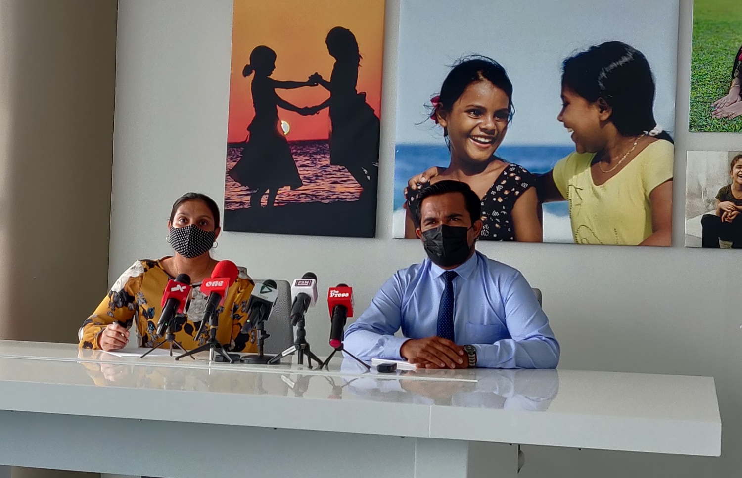 އެޑިއުކޭޝަން މިނިސްޓްރީގައި މިއަދު ބޭއްވި ނިއުސް ކޮންފަރެންސްގައި، މިނިސްޓަރު ޑރ. އައިޝަތު އަލީ އަދި ޑީޕީއީ ހިންގުމާ ހަވާލުވެވަޑައިގެން ހުންނެވި އިހުސާން ބައިވެރިވެރިވެވަޑައިގަންނަވަނީ.-