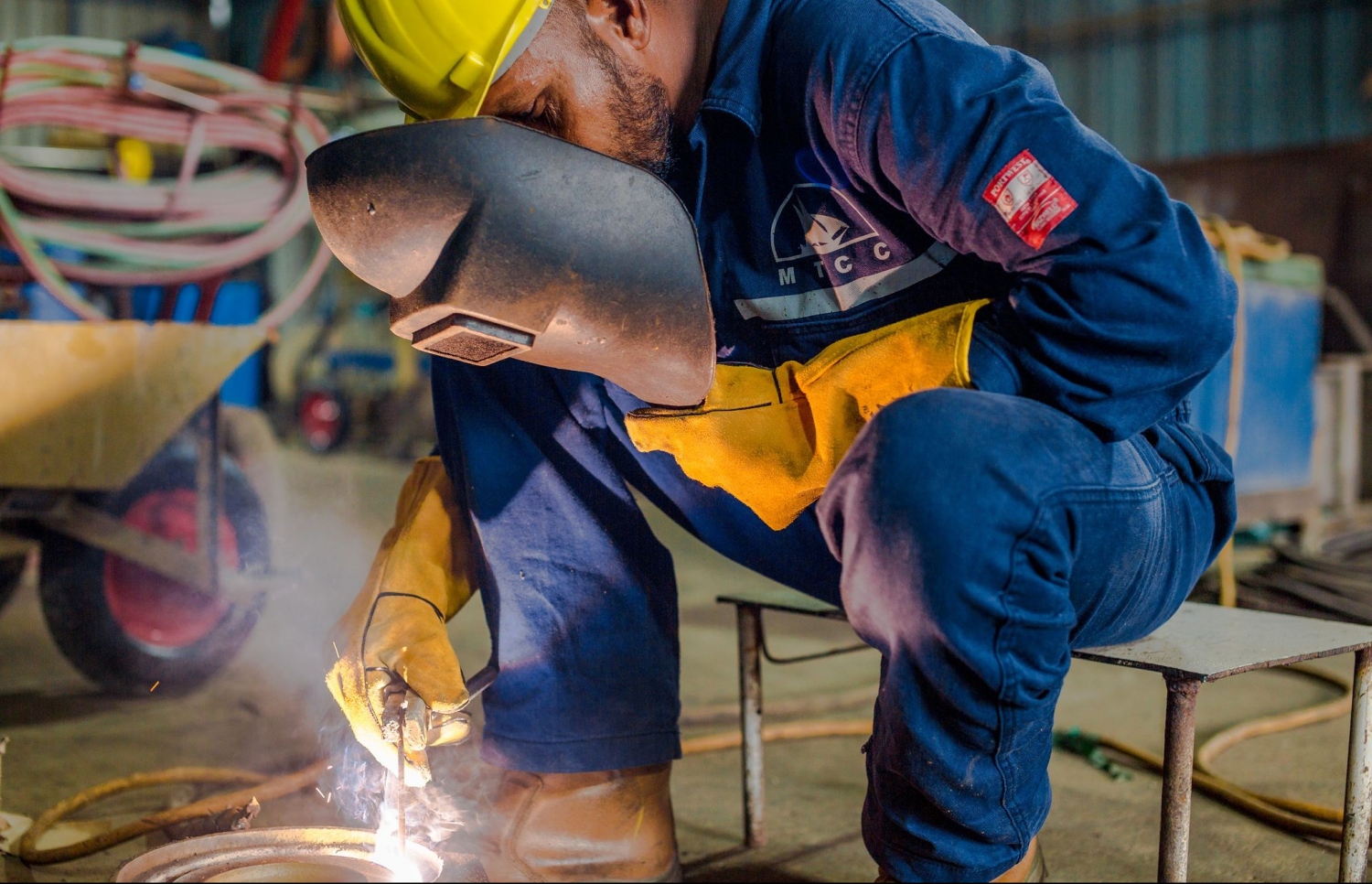 އެމްޓީސީސީގެ މުވައްޒަފެއް ވެލްޑިން މަސައްކަތް ކުރަނީ