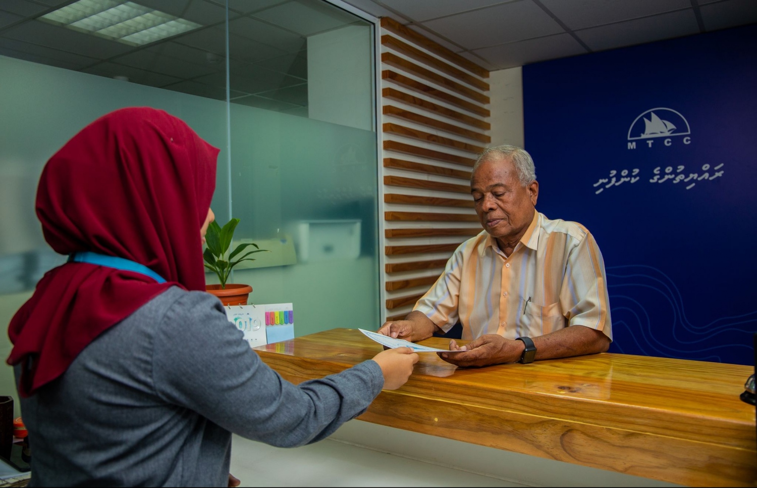 އެމްޓީސީސީގެ ކައުންޓަރުން ލިޔުންތަކެއް ބަލައިގަންނަނީ