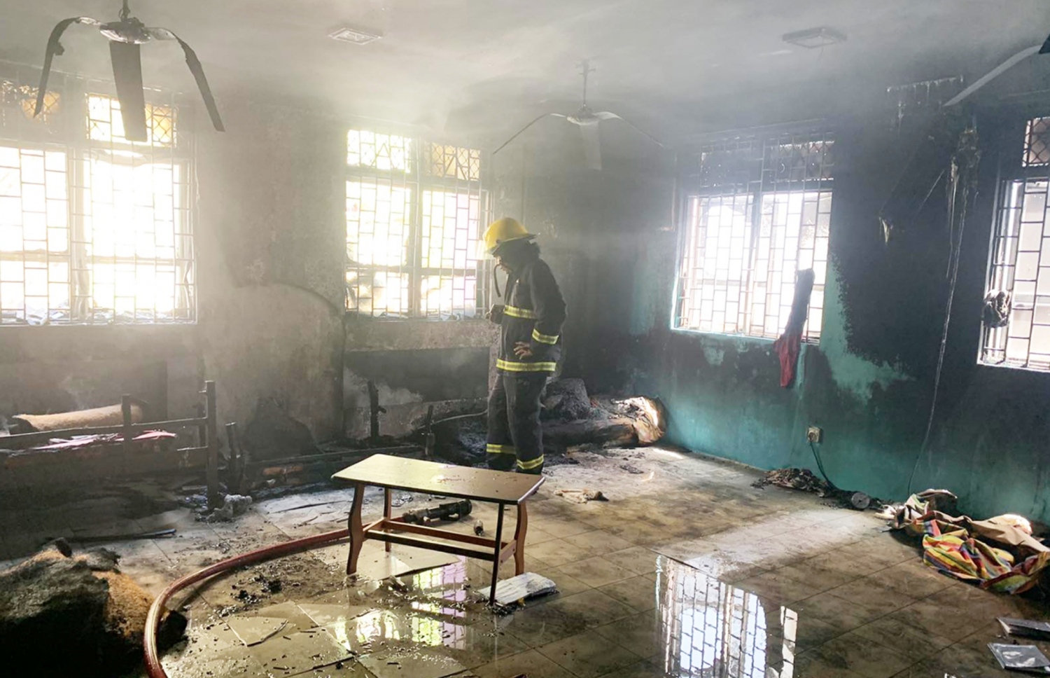 ކުޑަކުދިންގެ ހިޔާގައި ރޯވި އަލިފާންގަނޑު ނިއްވާލުމުގައި ސިފައިން ހަރަކާތްތެރިވަނީ.- ފޮޓޯ: އެމްއެންޑީއެފް