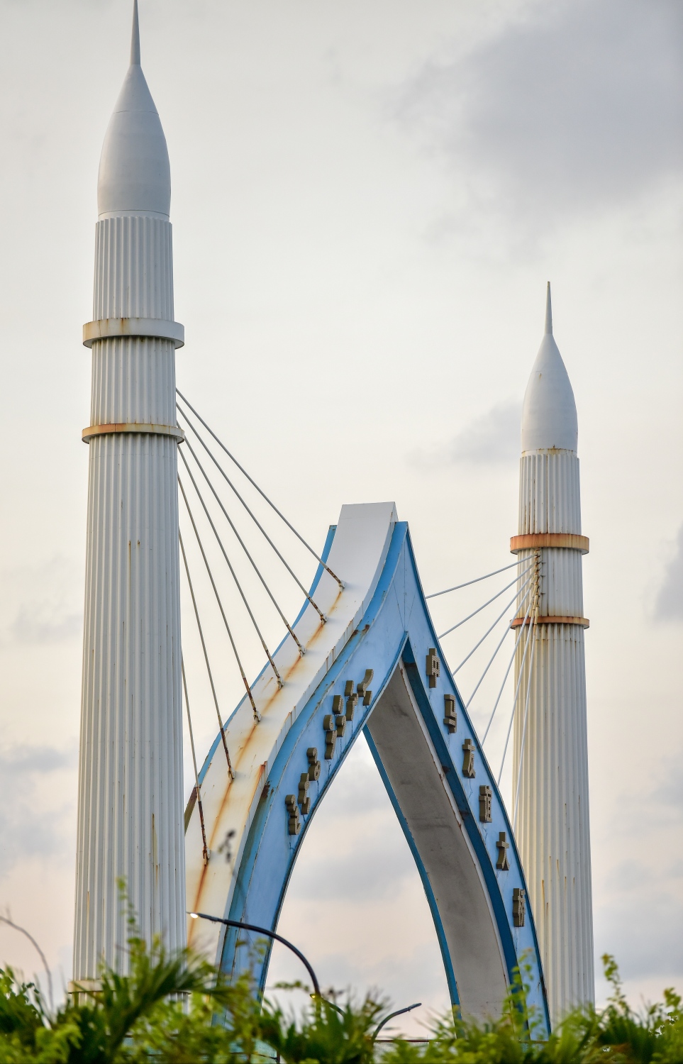 ސިނަމާލެ ބްރިޖުގެ މައި ދޮރޯށީގައި ދަބަރު ފޮޅި، މާލޭގެ މޫނުމަތި ހަޑިވެފައި--. ފޮޓޯ: ނިޝާން އަލީ/މިހާރު