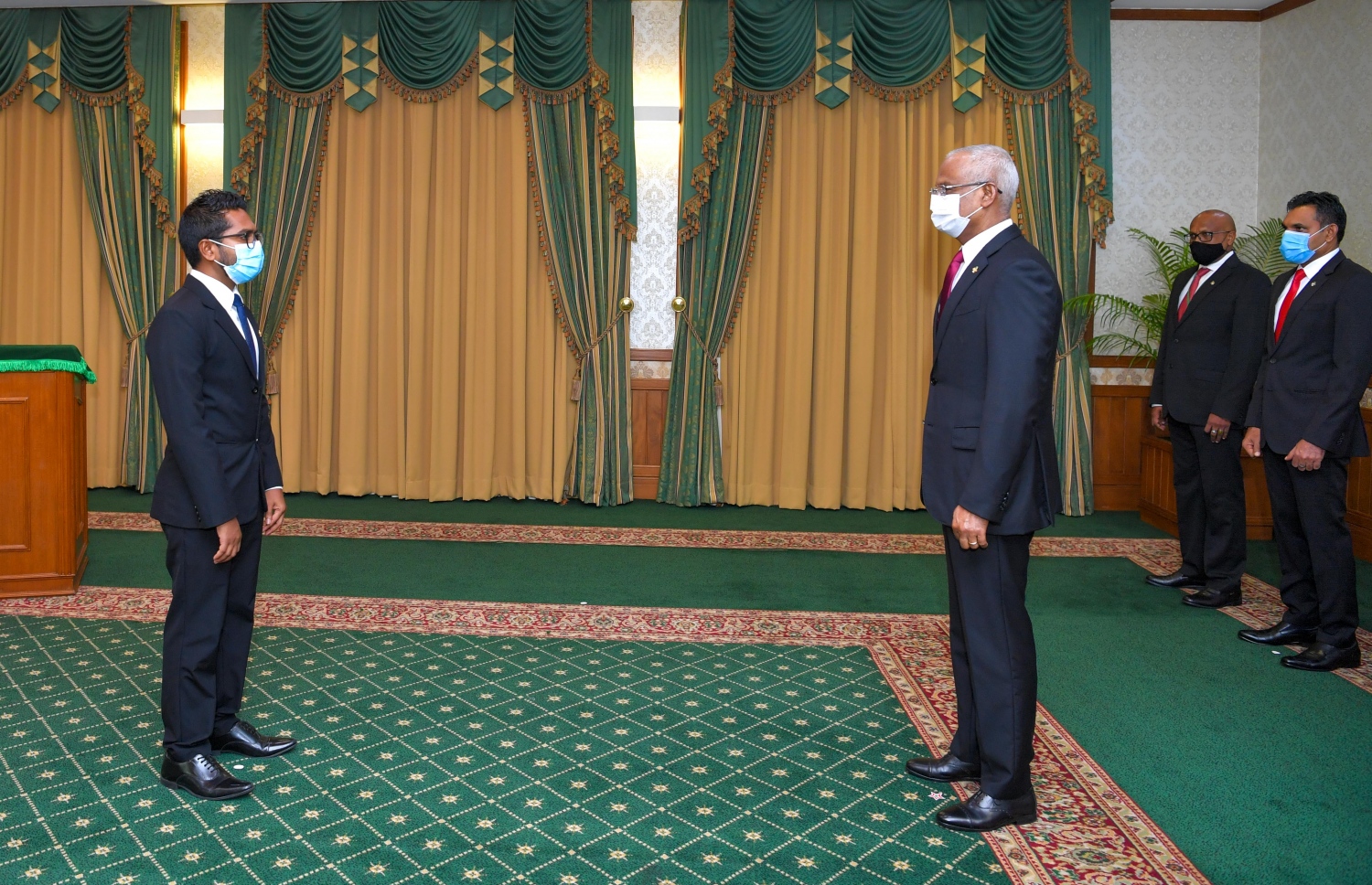 މާލެ: މޭ 6، 2021: ރައީސް އޮފީހުގެ ޕޮލިސީ ސެކްރެޓަރީގެ މަގާމަށް އައްޔަން ކުރެއްވި އަހުމަދު ހަމްދާން، ރައީސް އިބްރާހީމް މުހައްމަދު ސޯލިހު ކުރިފުޅުމަތީ ހުރެ މަގާމުގެ ހުވާ ކުރައްވަނީ-- ފޮޓޯ: ރައީސް އޮފީސް