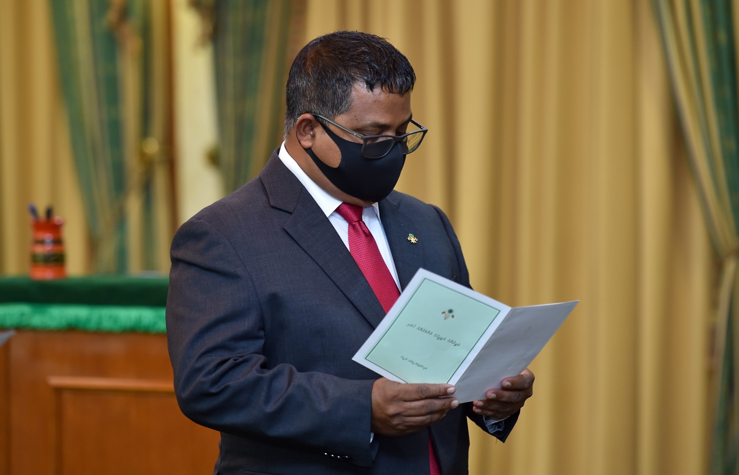 މާލެ: މޭ 6، 2021: ފިޝަރީޒް މިނިސްޓަރަކަށް އައްޔަންކުރެއްވި ޑރ. ހުސެން ރަޝީދު ހަސަން މަގާމުގެ ހުވާ ކުރައްވަނީ.-- ފޮޓޯ: ރައީސް އޮފީސް