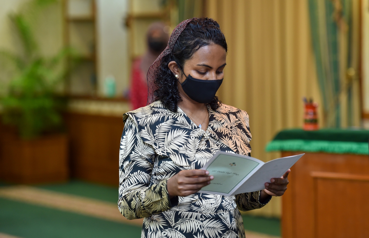 މާލެ: މޭ 6، 2021: އެންވާރްމަންޓް މިނިސްޓަރަކަށް އައްޔަން ކުރެއްވި ޝައުނާ މަގާމުގެ ހުވާ ކުރައްވަނީ.-- ފޮޓޯ: ރައީސް އޮފީސް