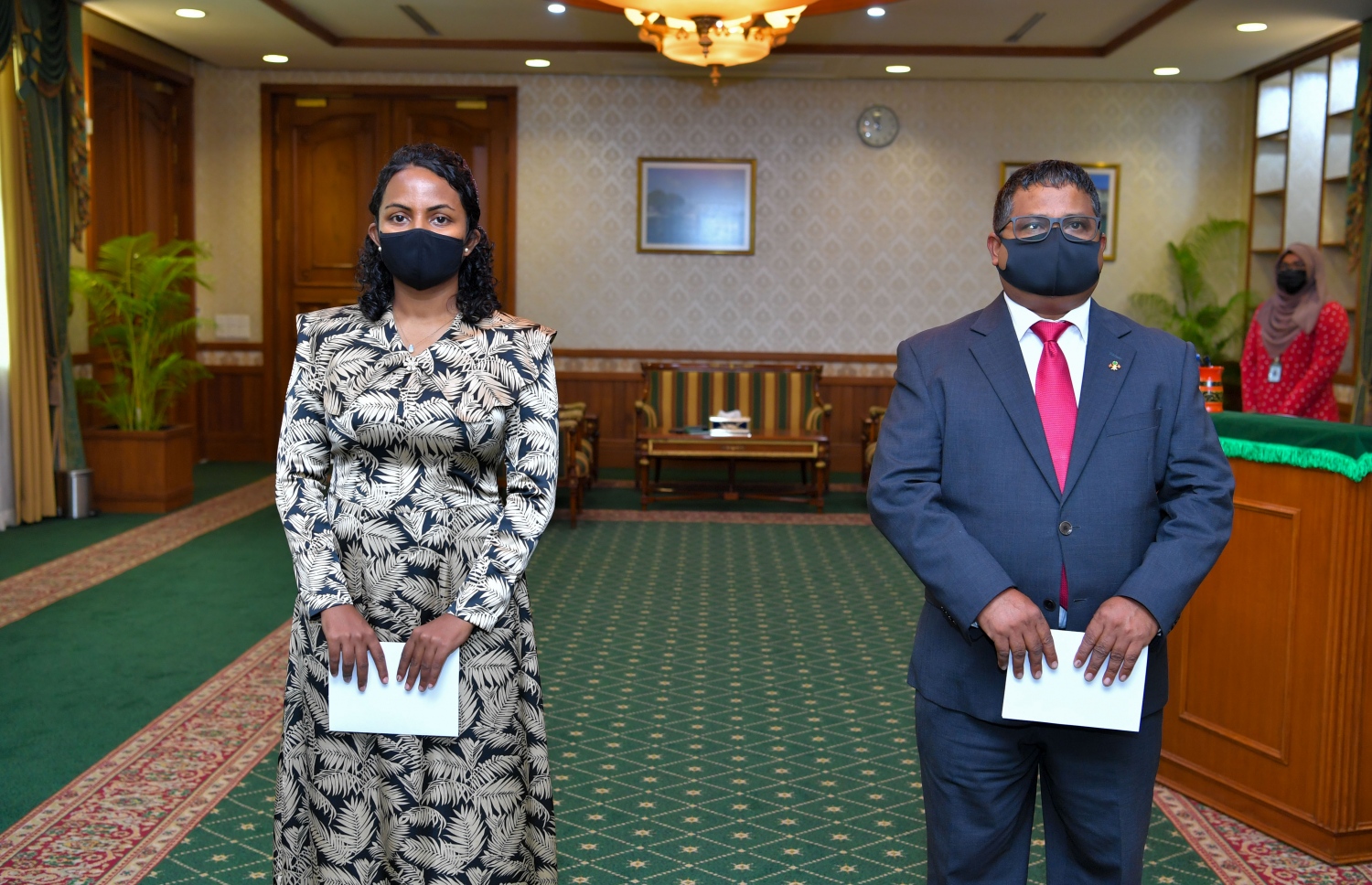 މާލެ: މޭ 6، 2021: ފިޝަރީޒް މިނިސްޓަރަކަށް އައްޔަންކުރެއްވި ޑރ. ހުސެން ރަޝީދު ހަސަނާއި(މ)، އަދި އެންވާރްމަންޓް މިނިސްޓަރަކަށް އައްޔަން ކުރެއްވި ޝައުނާ(ކ) މަގާމުގެ ހުވާ ކުރައްވަނީ.-- ފޮޓޯ: ރައީސް އޮފީސް