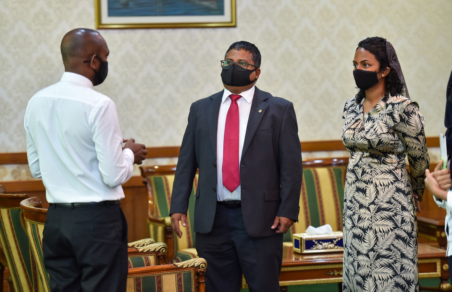 މާލެ: މޭ 6، 2021: ފިޝަރީޒް މިނިސްޓަރަކަށް އައްޔަންކުރެއްވި ޑރ. ހުސެން ރަޝީދު ހަސަނާއި(މ)، އަދި އެންވާރްމަންޓް މިނިސްޓަރަކަށް އައްޔަން ކުރެއްވި ޝައުނާ(ކ).-- ފޮޓޯ: ރައީސް އޮފީސް