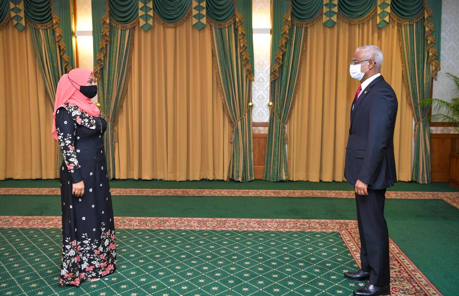 މާލެ: މޭ 6، 2021: މޯލްޑިވްސް ބްރޯޑްކާސްޓިކް ކޮމިޝަނުގެ މެމްބަރުކަމުގެ މަގާމަށް ޝިފްލާ އައްޔަންކުރައްވައި، ރައީސް އިބްރާހިމް މުހައްމަދު ސޯލިހްގެ ކުރިފުޅުމަތީ މަގާމުގެ ހުވާކުރައްވަނީ-- ފޮޓޯ: ރައީސް އޮފީސް