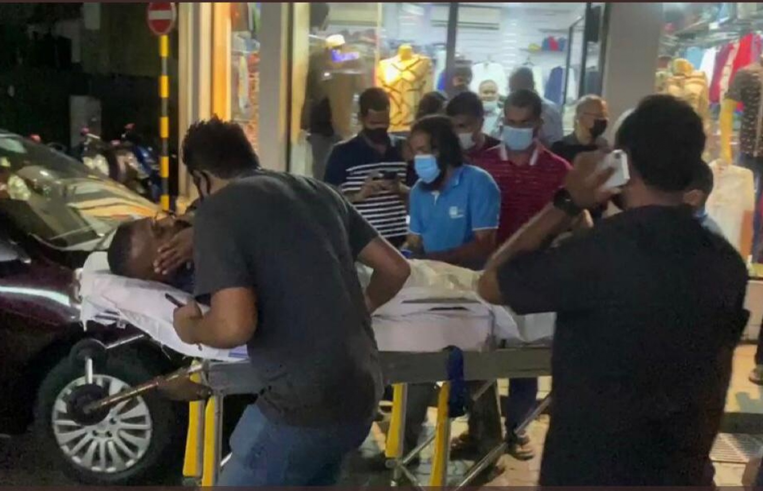 އެއްޗެއް ގޮއްވާލި ސަރަހައްދުން އަނިޔާވި މީހަކު ހޮސްޕިޓަލަށް ގެންދަނީ --. ފޮޓޯ: ސޯޝަލް މީޑިއާ