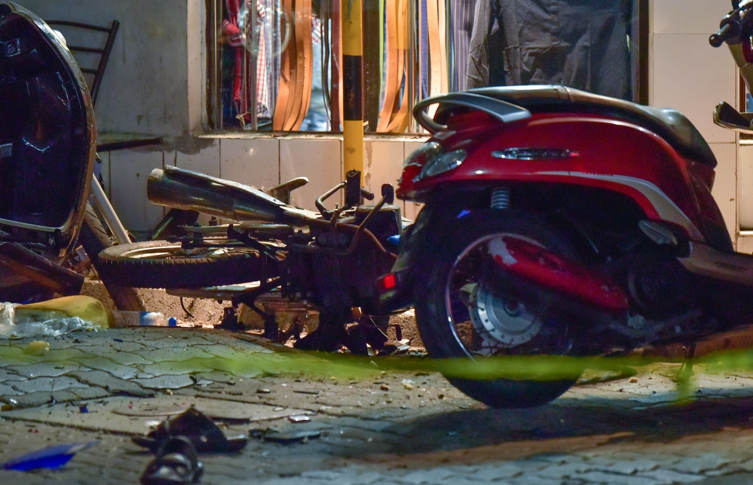 ނަޝީދަށް ހަމަލާ ދިން ރޭ ގެއްލުން ލިބުނީ ބައެއްގެ ހަށިގަނޑަކަށް އެކަންޏެއް ނޫން. މަގުމަތީގައި ބަހައްޓާފައި ހުރި އާންމުންގެ ސައިކަލްތަކަށް ވެސް ބޮޑެތި ގެއްލުންތަކެއް ލިބުނު. މިއީ، މާލޭގެ އެންމެ ކާރޫބާރޫ ބޮޑު މަޖީދީ މަގުގައި، ރޯދަ މަހެއްގައި، އަދި އާންމުން އެންމެ ހަލަބޮލި ވަގުތުގައި ދިން ހަމަލާއަކަށް ވާތީ، ހަމަލާ އަމާޒު ކުރި މީހުން ނޫން މީހުން ވެސް ވަނީ ޒަހަމްވެފައި. -- ފޮޓޯ: ނިޝާން އަލީ/ މިހާރު